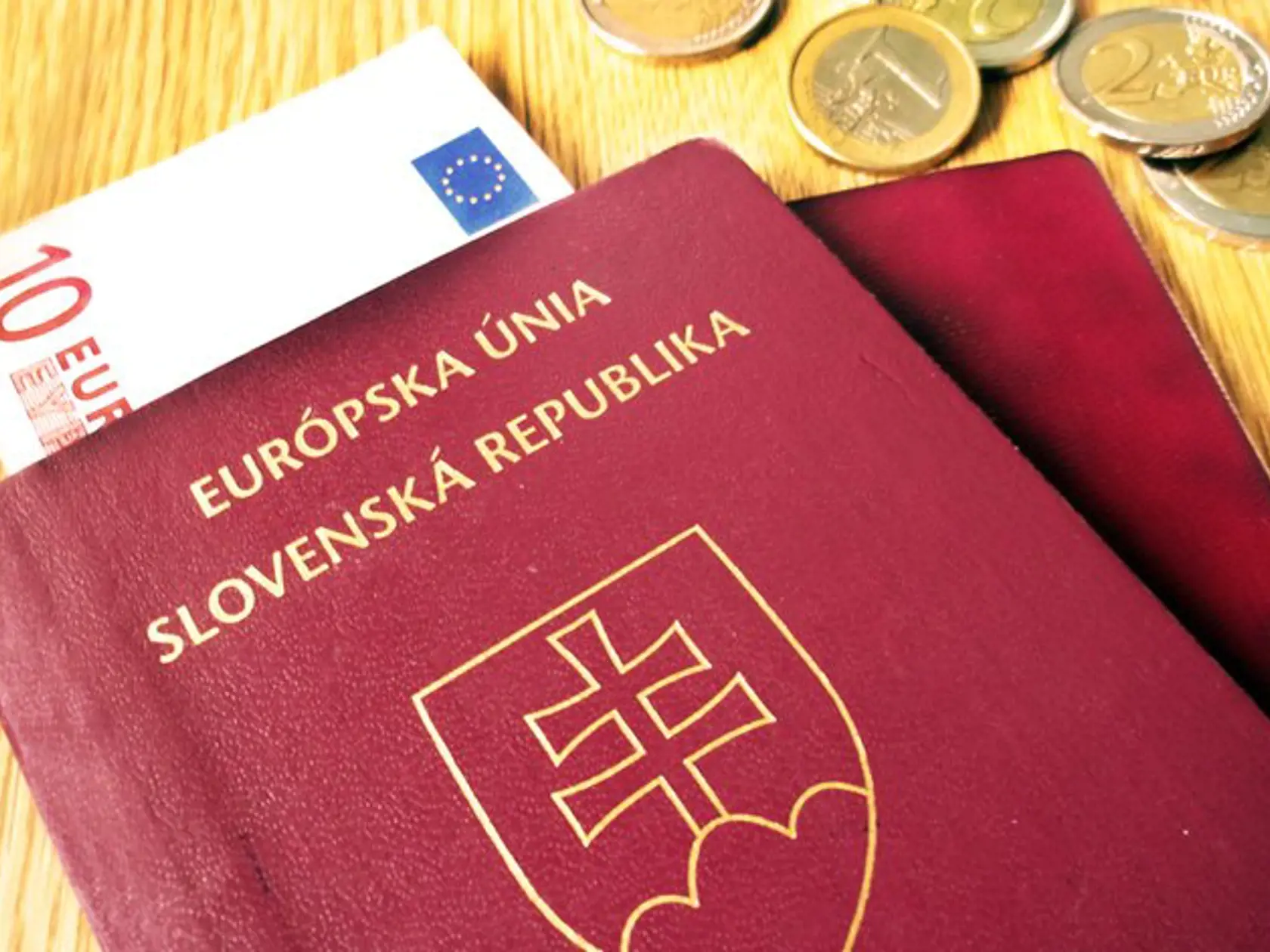 Strata alebo odcudzenie dokladov
V prípade straty, krádeže cestovných dokladov v cudzine, môže zastupiteľský úrad v danom štáte vydať náhradný doklad. Ide o doklad s územnou a časovou platnosťou, určený na návrat do vlasti. Jedným z prvých krokov, ktoré by ste mali urobiť, je ohlásenie straty dokladov na najbližšom útvare miestnej polície a získať o tom potvrdenia. Odporúča sa urobiť si pred cestou fotokópiu údajovej strany pasu alebo občianskeho a uložiť ju oddelene od ostatných dokladov.