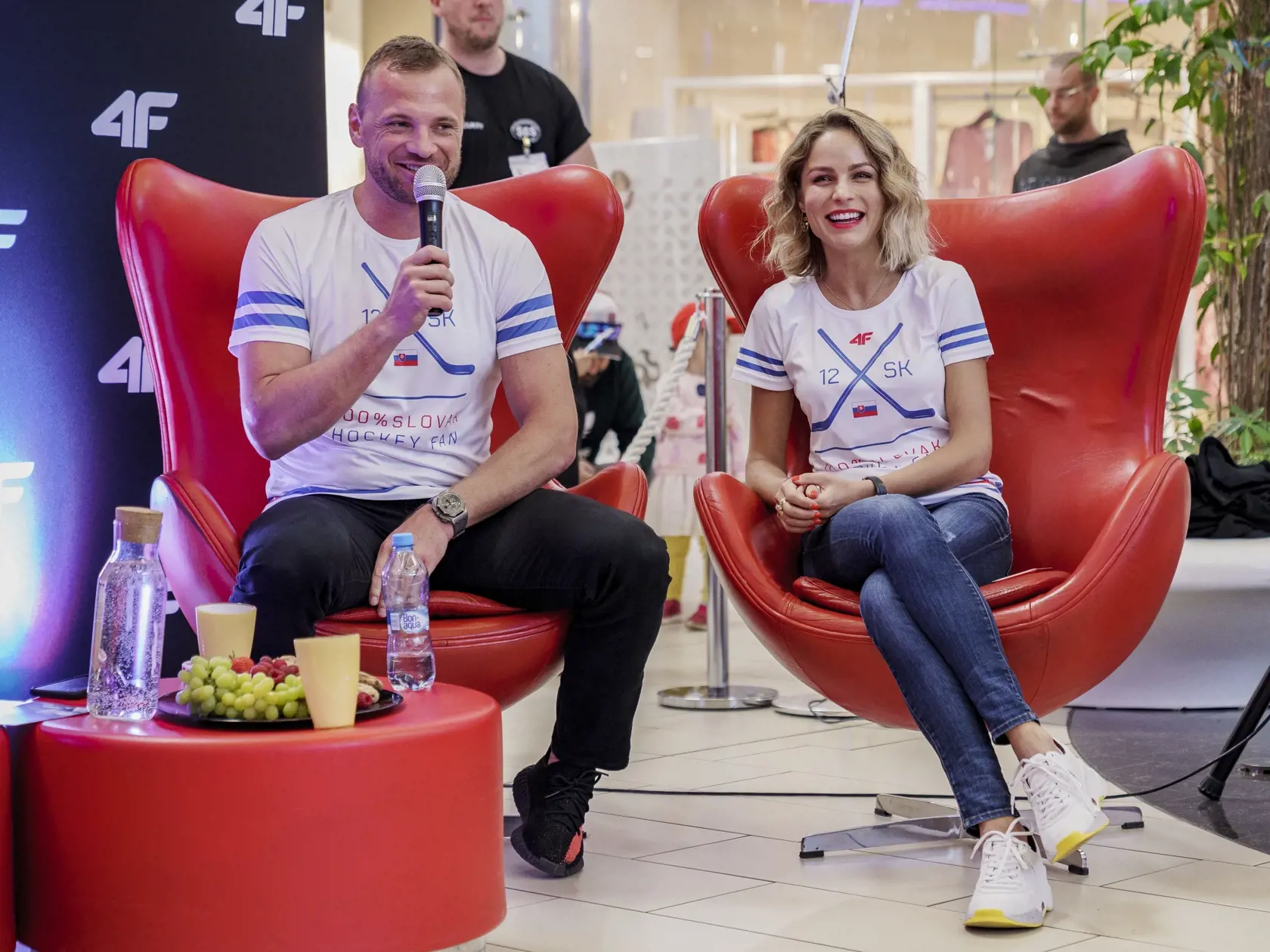 Na snímke Marián Gáborik a Ivana Surovcová počas dobročinnej akcie v košikom nákupnom centre. Dvojica pricestovala podporiť predaj tričiek, výťažok z ktorého putuje do nadácie Mariána Gáborika.