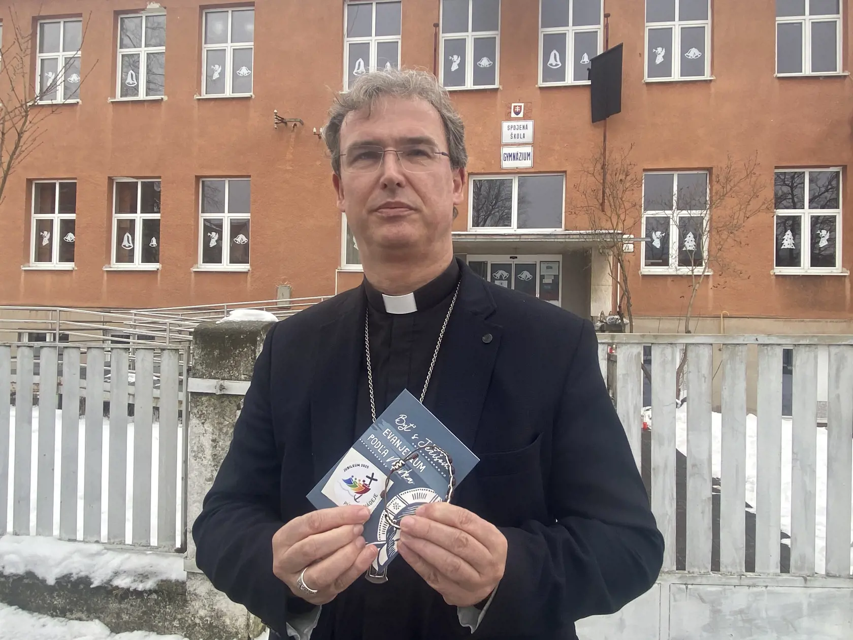 Spišský biskup neprišiel medzi študentov s holými rukami. Priniesol im tri dary - Evanjelium podľa Marka, ruženec a nálepku so symbolom Jubilejného cirkevného roka 2025. 