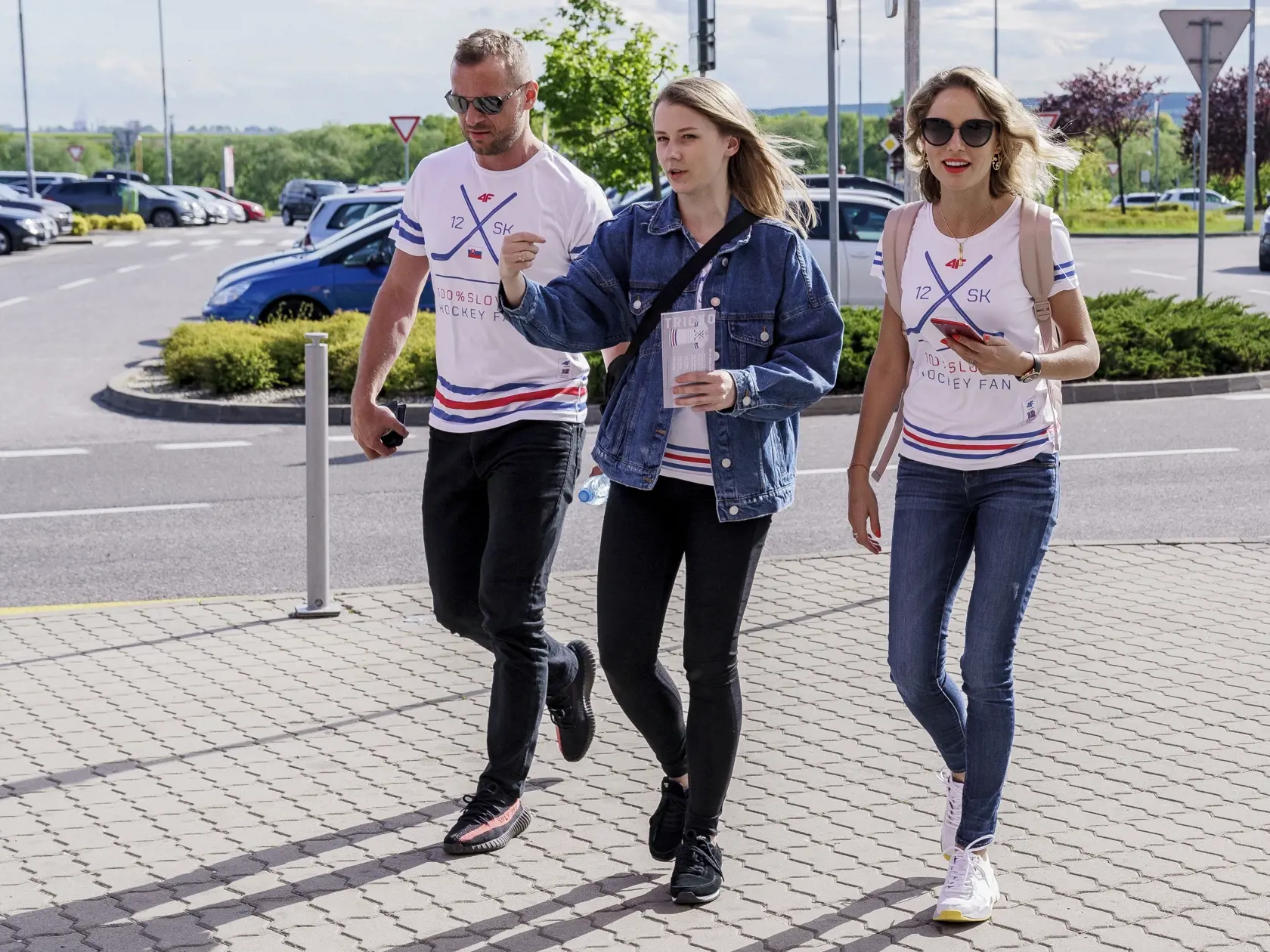 Na snímke Marián Gáborik a Ivana Surovcová počas dobročinnej akcie v košikom nákupnom centre. Dvojica pricestovala podporiť predaj tričiek, výťažok z ktorého putuje do nadácie Mariána Gáborika.