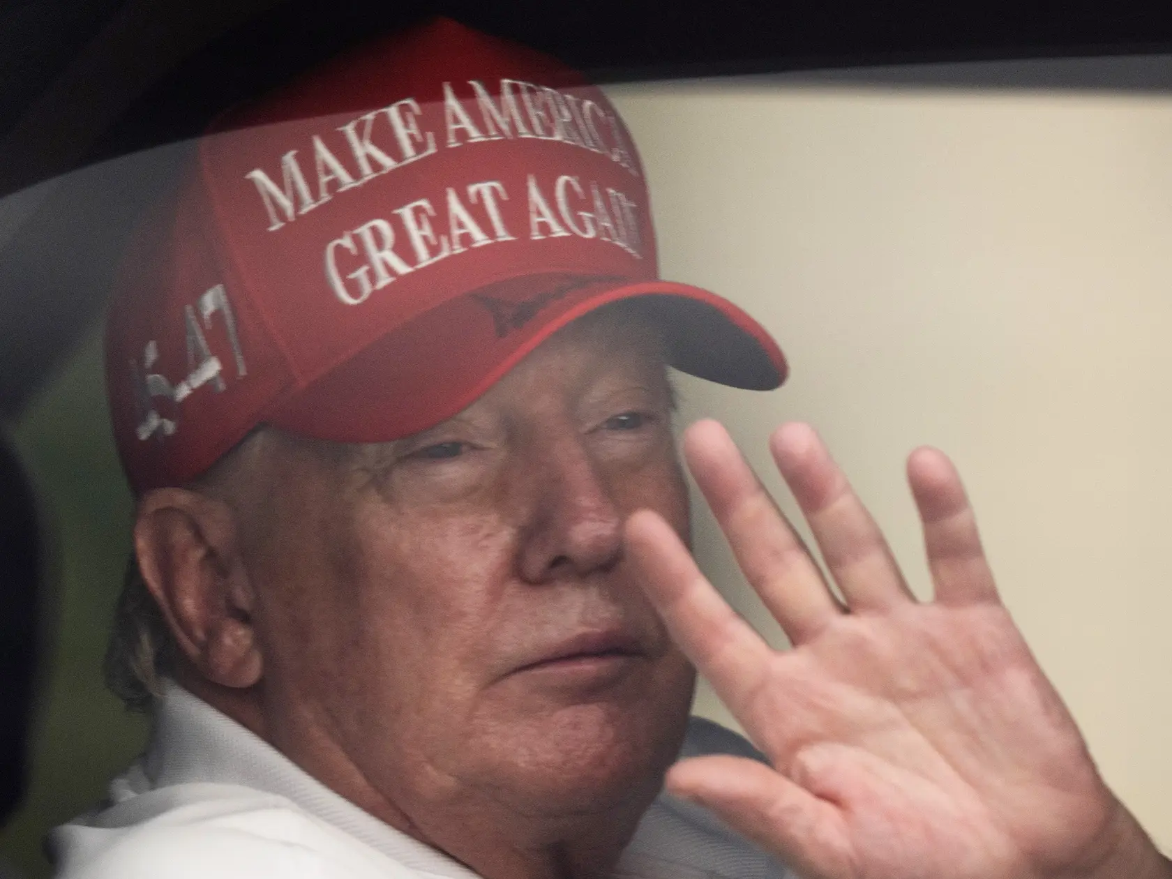 WA 112 West Palm Beach - Americký prezident Donald Trump máva priaznivcom z prezidentskej limuzíny počas príjazdu do svojho golfového klubu vo West Palm Beach v sobitu 29. marca 2025. FOTO TASR/AP


President Donald Trump waves to supporters from his limousine as he arrives at Trump International Golf Club, Saturday, March 29, 2025, in West Palm Beach, Fla. (AP Photo/Manuel Balce Ceneta)