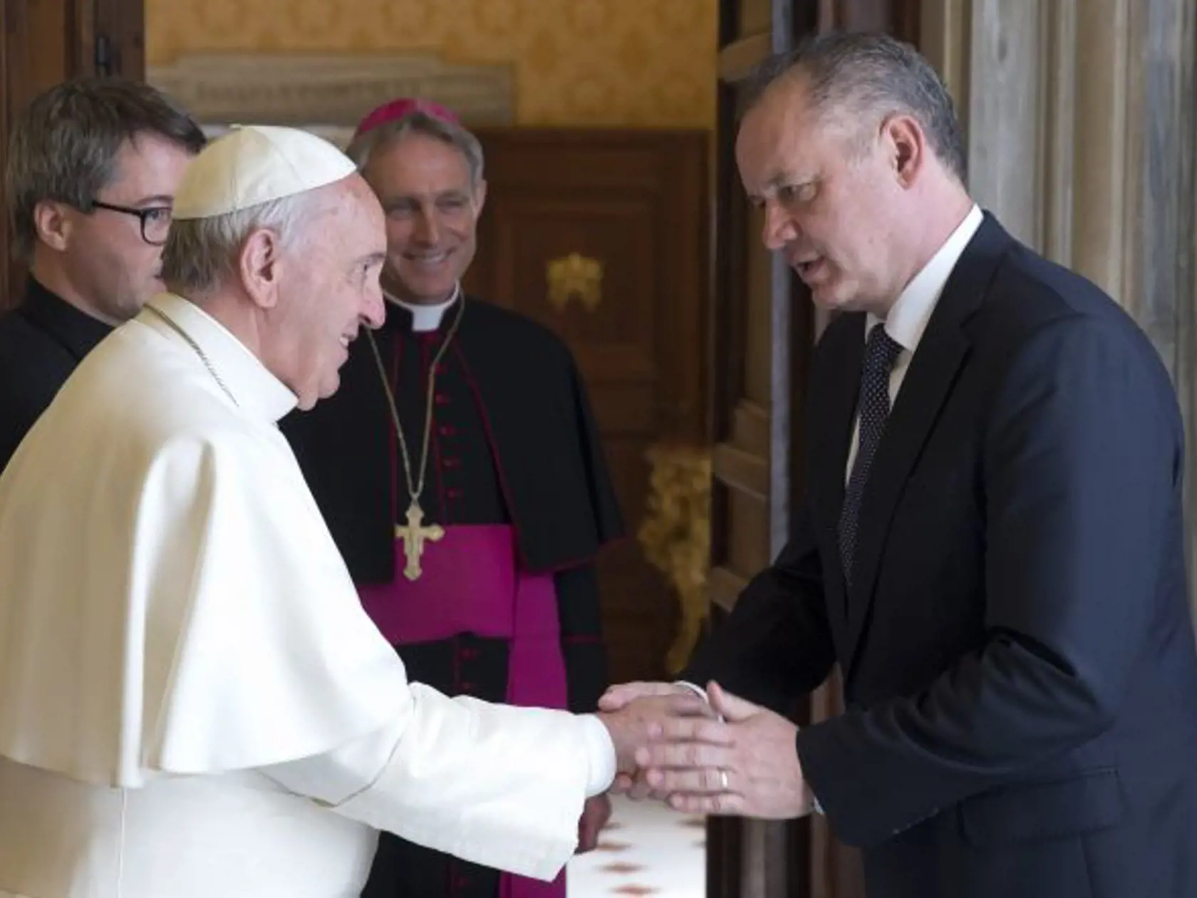 EBE 32 Vatikán - Na snímke vpravo slovenský prezident Andrej Kiska a vľavo pápež František si podávajú ruky počas súkromnej audiencie vo Vatikáne vo štvrtok 9. apríla 2015. FOTO TASR/AP
Pope Francis shakes hands with Slovak President Andrej Kiska during a private audience, in the pontiff's studio at the Vatican, Thursday, April 9, 2015. (AP Photo/Andrew Medichini)