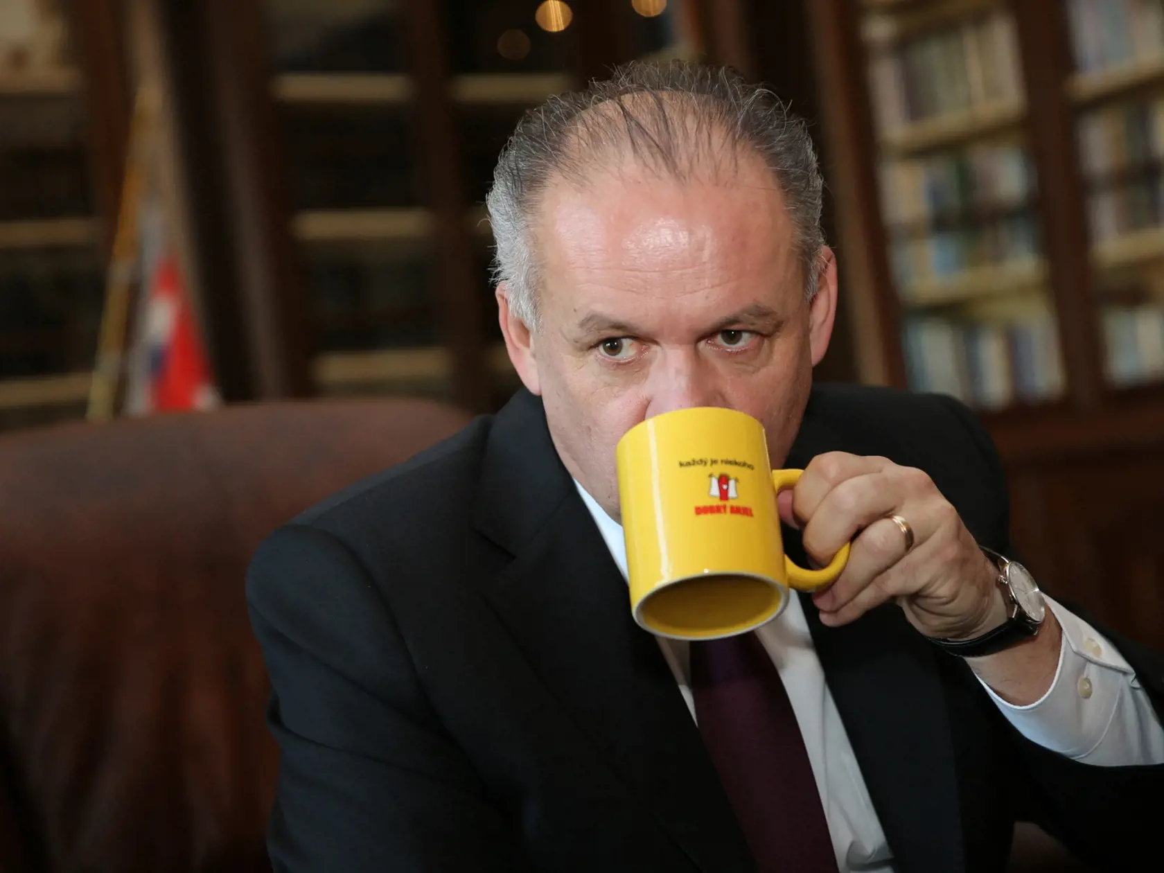 Andrej Kiska: Používa šálku s logom Dobrého anjela.