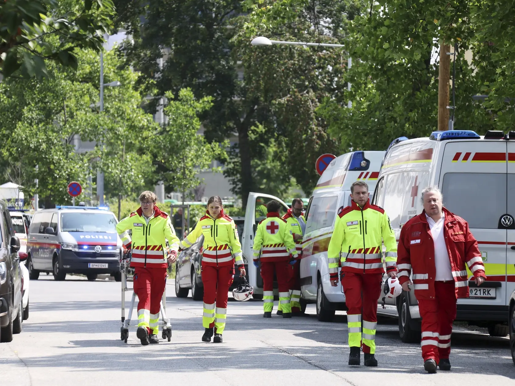 KK33 Graz - Na snímke záchranári na mieste streľby na strednej škole v rakúskom meste Graz v utorok 10. júna 2025. Najmenej deväť osôb v utorok zahynulo a dvojciferný počet ďalších je zranených po streľbe na strednej škole v rakúskom meste Graz. Podľa polície sa streľba ozvala okolo 10.00 h, v škole na ulici Dreierschuetzengasse bol spustený poplach a budovu evakuovali. Páchateľ údajne strieľal v dvoch triedach a následne spáchal samovraždu na jednej z toaliet. FOTO TASR/AP
Rescue service personnel attend the scene of a shooting at a school in Graz, Austria, Tuesday, June 10, 2025. (Kleine Zeitung via AP)