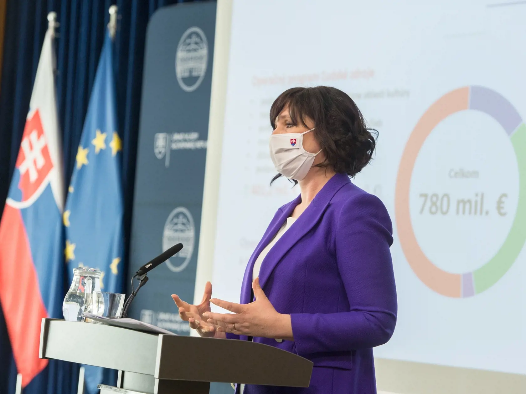 Na snímke podpredsedníčka vlády a ministerka investícií, regionálneho rozvoja a informatizácie (MIRRI) SR Veronika Remišová (Za ľudí). FOTO TASR - Martin Baumann