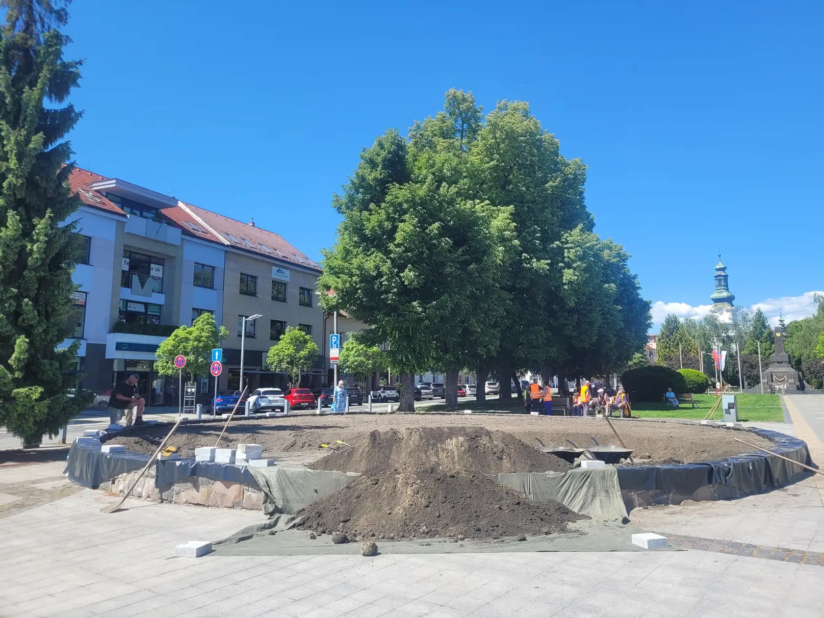 Fontánu dočasne zasypali a je tu kvetinový záhon.