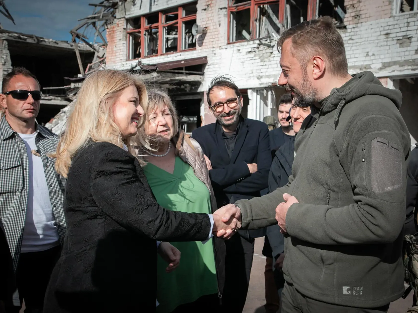 Slovenská prezidentka Zuzana Čaputová pokračovala v sobotu vo svojej rozlúčkovej ceste po Ukrajine. Navštívila Černihivskú oblasť, ktorá na severovýchode priamo susedí s Ruskom, pričom bombardovanie a boje ju veľmi poznačili.