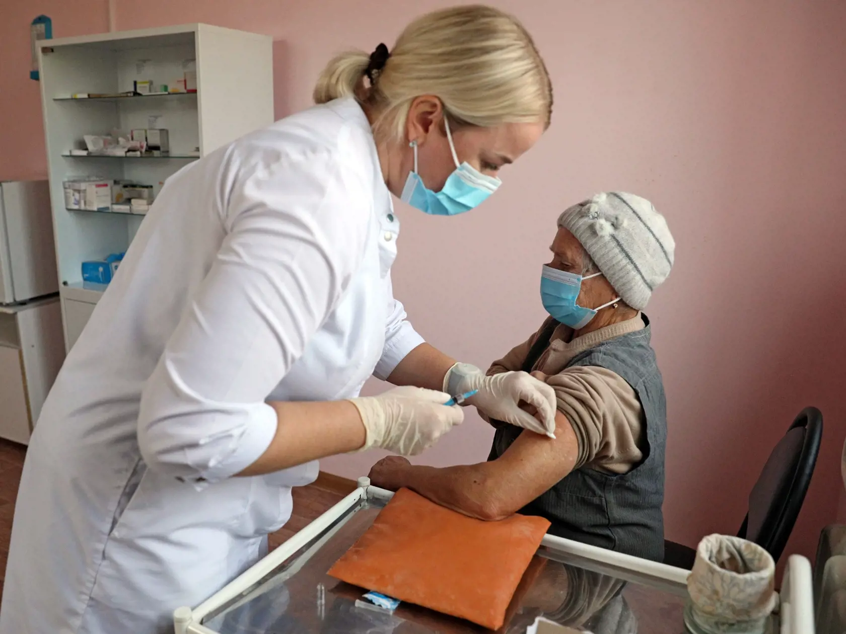 Očkovanie proti chrípke by mali využiť predovšetkým seniori.