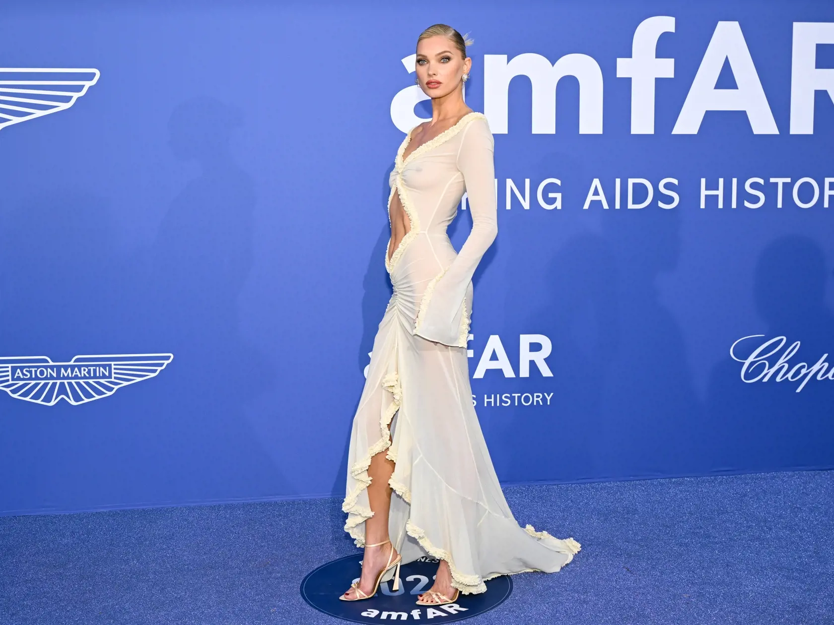 Modelka Elsa Hosk patrí k hŕstke ľudí, ktorí sa v Cannes rozhodli ukázať takmer všetko.