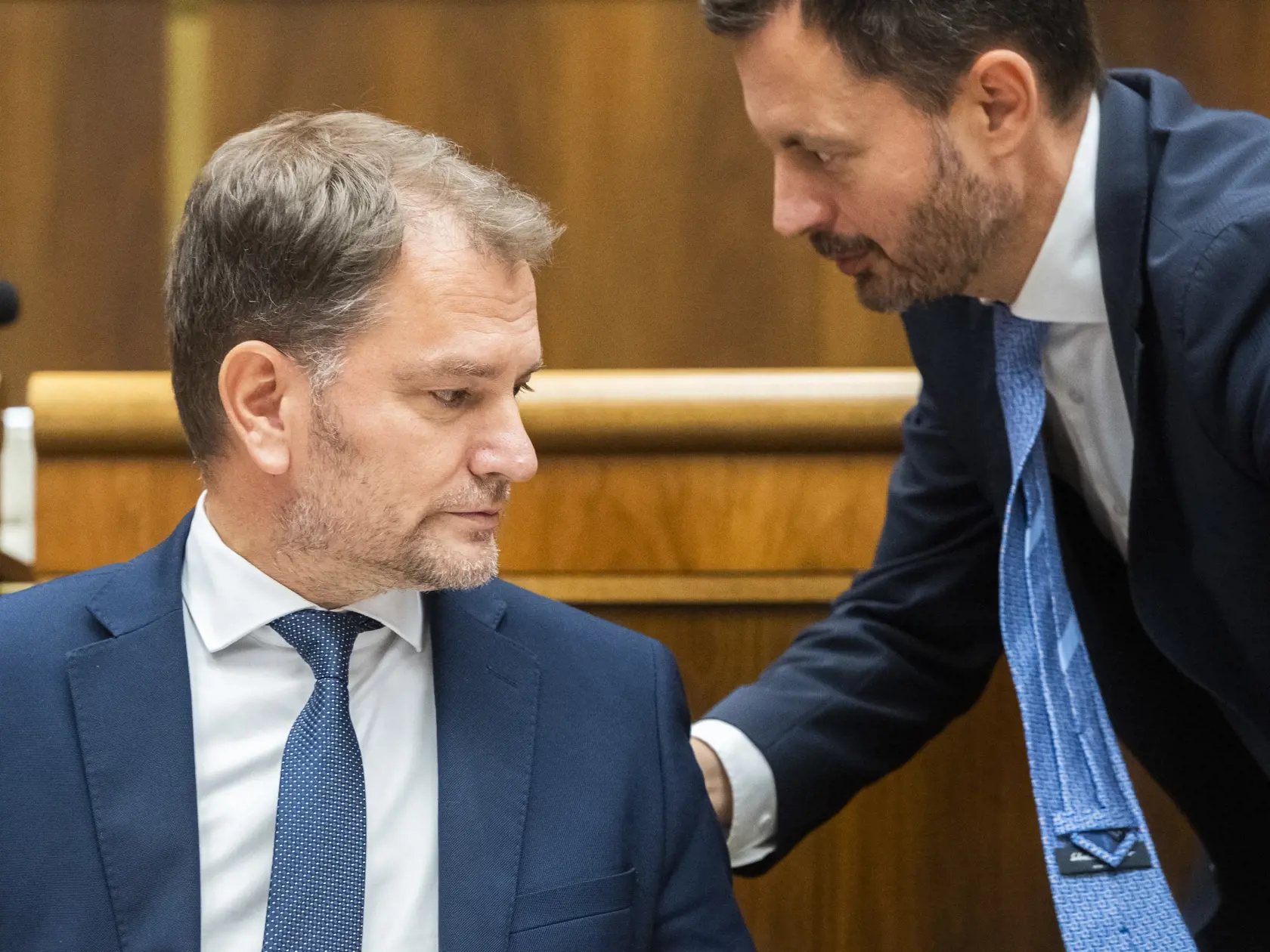 Matoviča si v parlamente zastávali hlavne poslanci okolo Tomáša Tarabu - Štefan a Filip Kuffovci. Zvyšok opozície, teda Smer, Hlas, Republika a ĽSNS sa ohradzovali, prečo si Tarabovci Matoviča tak chránia a jasne deklarovali, že odvolanie ministra financií podporia.