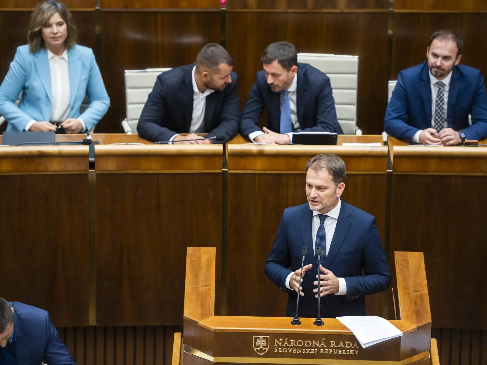 Matovič pred hlasovaním o svojom odvolaní spravil fintu hodnú politického stratéga. Vie totiž, že jeho odvolanie záleží od opozičných nezaradených poslancov Tomáša Tarabu, Štefana a Filipa Kuffovcov. Tí ale nechcú návrat SaS späť do vlády. „Aj keď ma odvoláte a bude to proti mojej vôli, tak vám dávam slovo, že dostanete ponuku dostať sa späť do vlády,“ povedal Matovič.