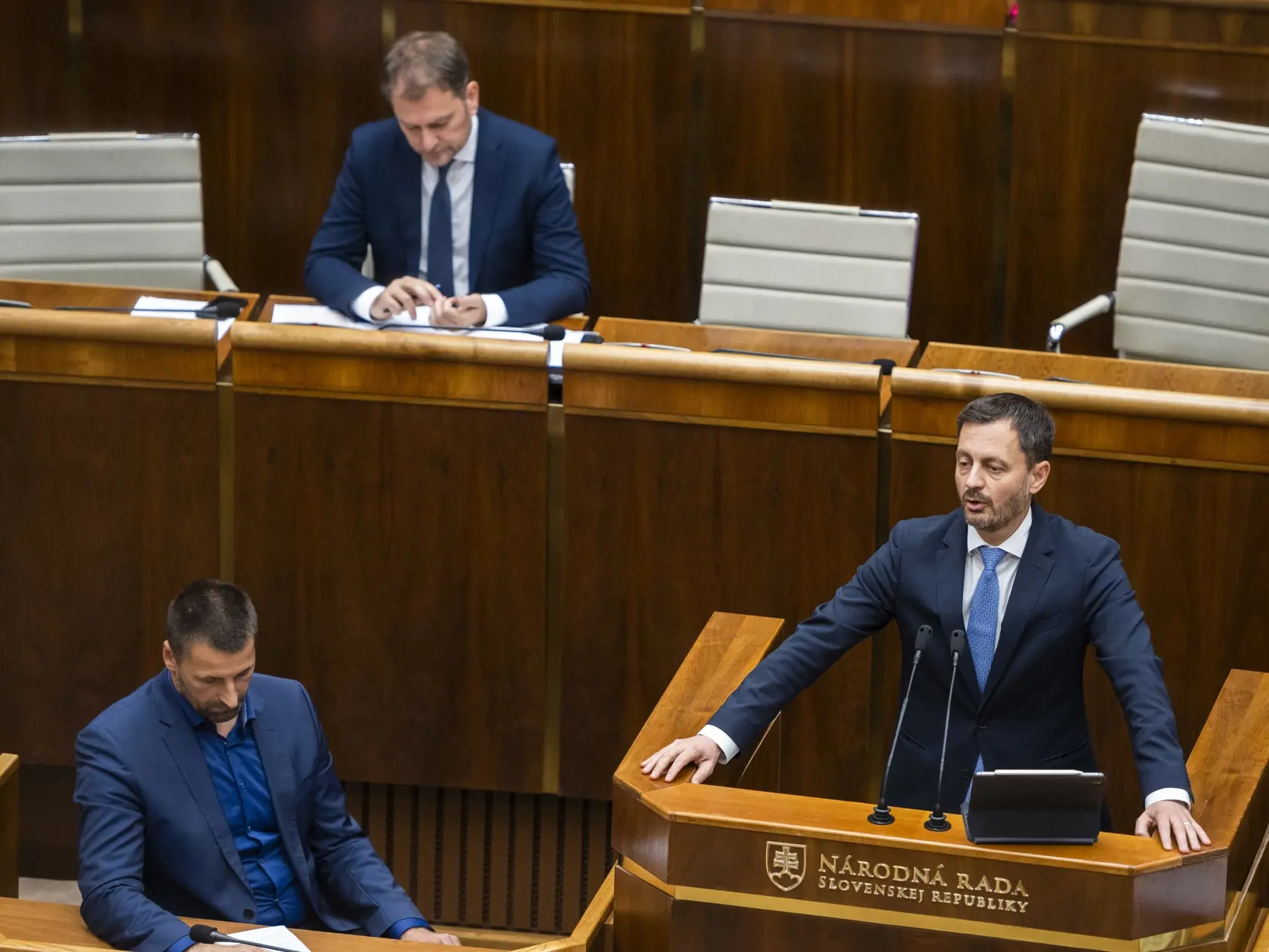 Predseda vlády Eduard Heger (OĽaNO) v pléne obhajoval ministra financií a svojho straníckeho šéfa Igora Matoviča.