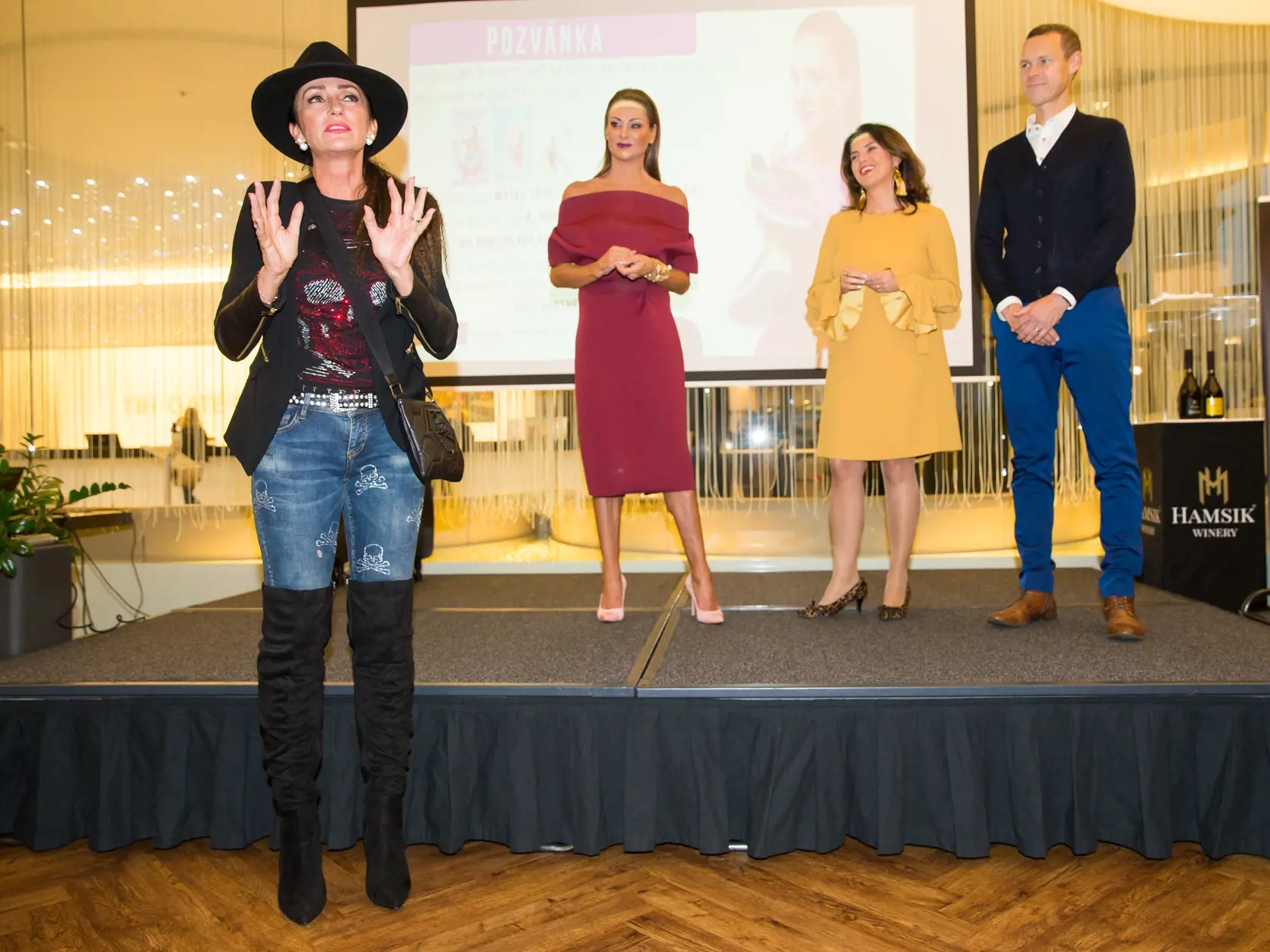 Krst DVD s cvičeniami od Zory Czoborovej za účasti známych osobností v jednom z bratislavských hotelov. Na snímke Sisa Lelkeš Sklovská, Zora Czoborová, Matej Tóth a Iveta Malachovská.
