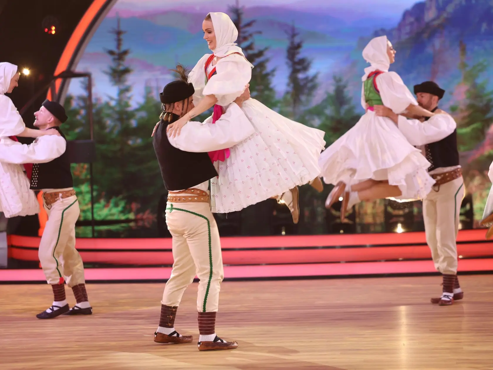 8. kolo Let's Dance. Na snímke Peter Sagan a Eliška Lenčešová.
