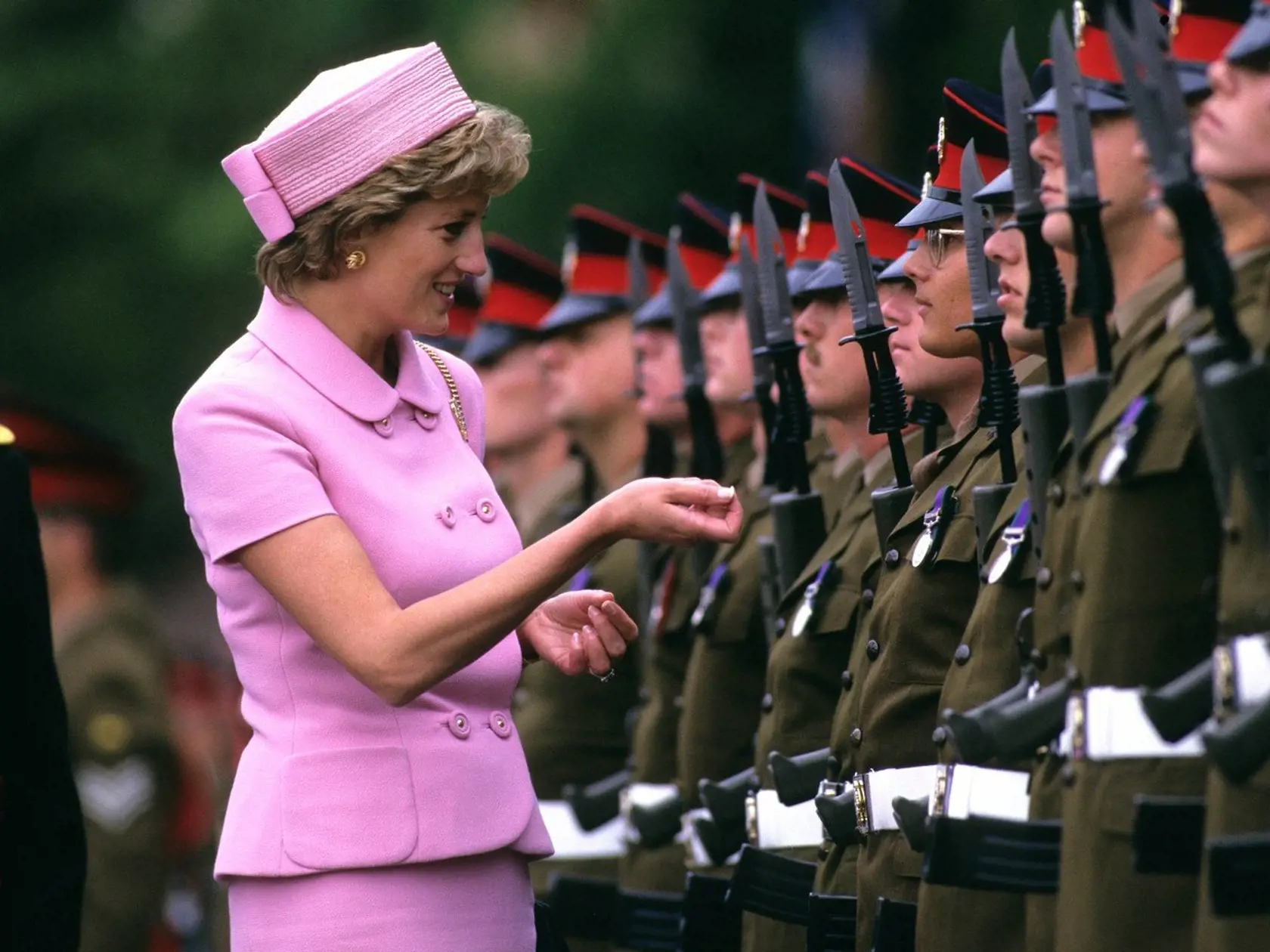 Pri prehliadke čestnej stráže. Diana: „Páni, kto z vás stratil gombík?“