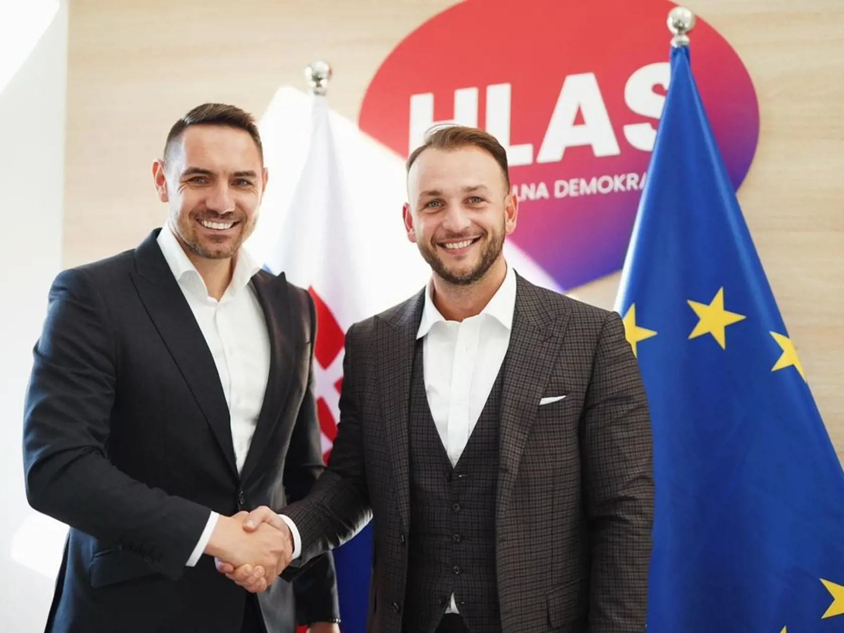 „Dnes som sa stretol s pánom ministrom vnútra a predsedom strany Hlas Matúšom Šutajom Eštokom. Témou nášho rozhovoru okrem aktuálnej politickej situácie a ochrany národno - štátnych záujmov bola aj nutnosť rozvoja južných a severovýchodných okresov Slovenska," uviedol k fotografii, ktorú zverejnil 29 októbra.