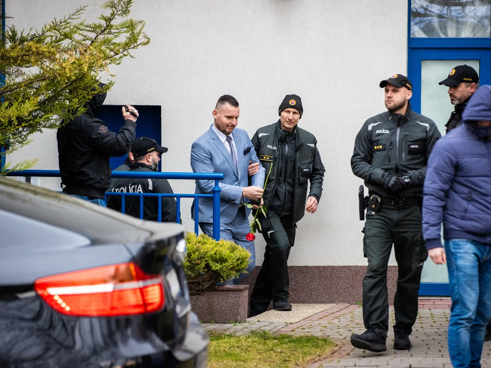 Rozhodovanie o sťažnosti prokurátora v kauze Danny Kollár na najvyššom súde v Petržalke. Na snímke je Daniel Bombic v putách ako odchádza zo súdu v sprievode policajtov.