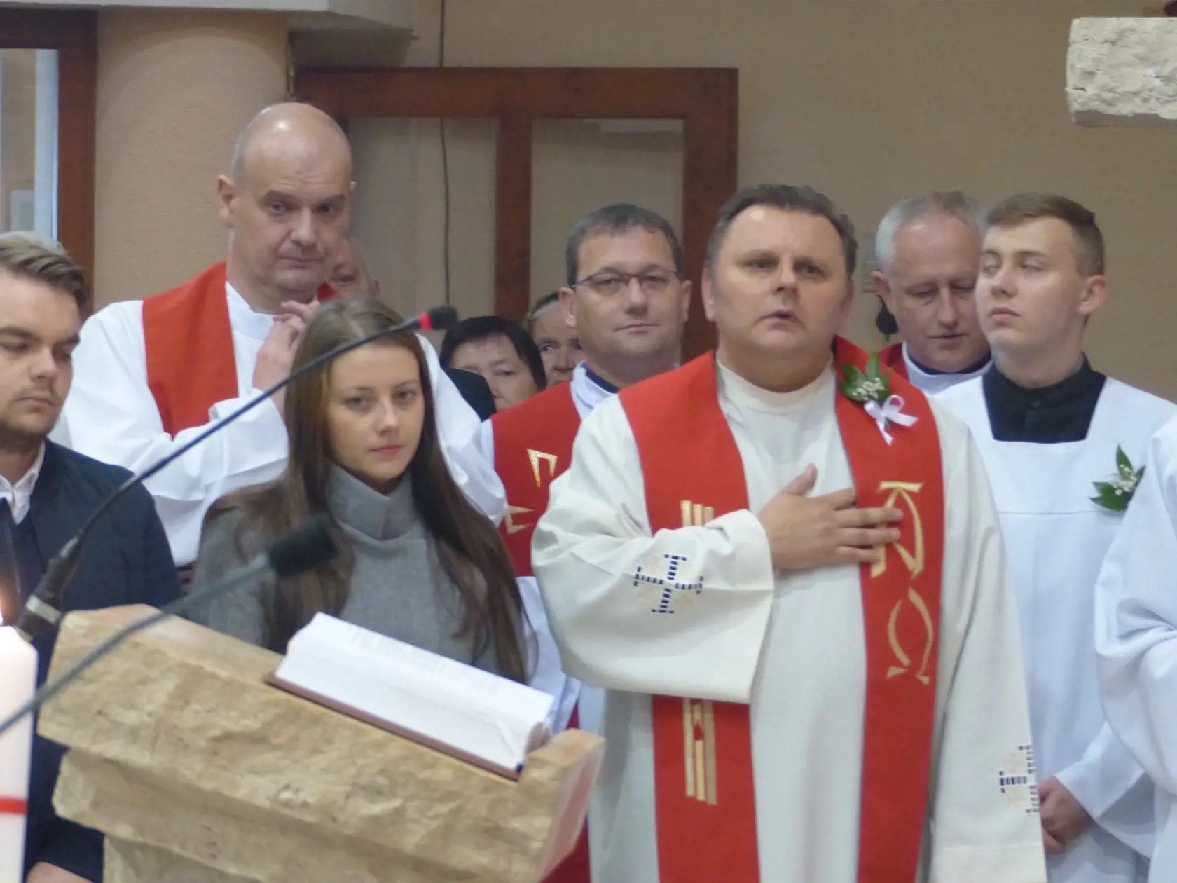 Prešovský rímskokatlícky dekan Jozef Drondzek (vpredu).