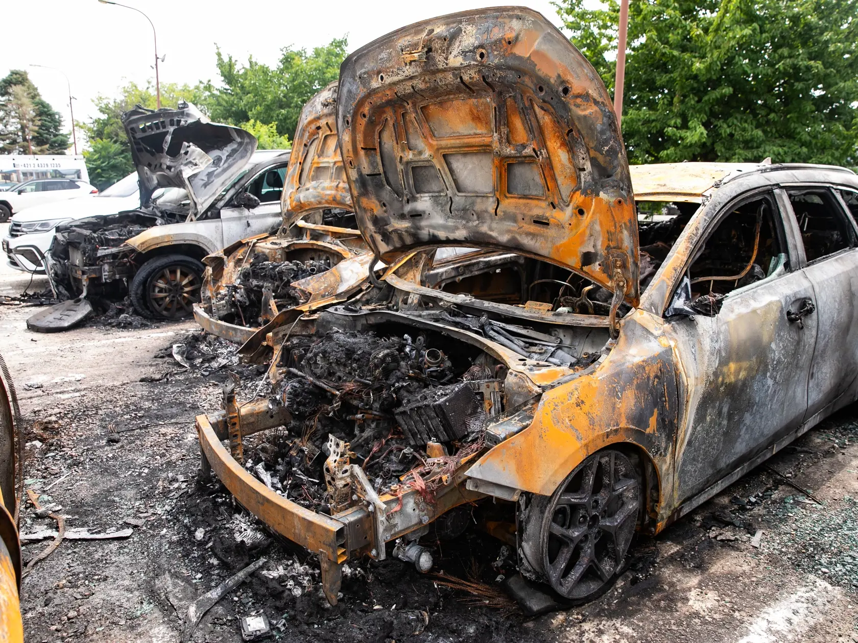 Tragický incident na gymnáziu a podpálené autá na Pestovateľskéj ulici.