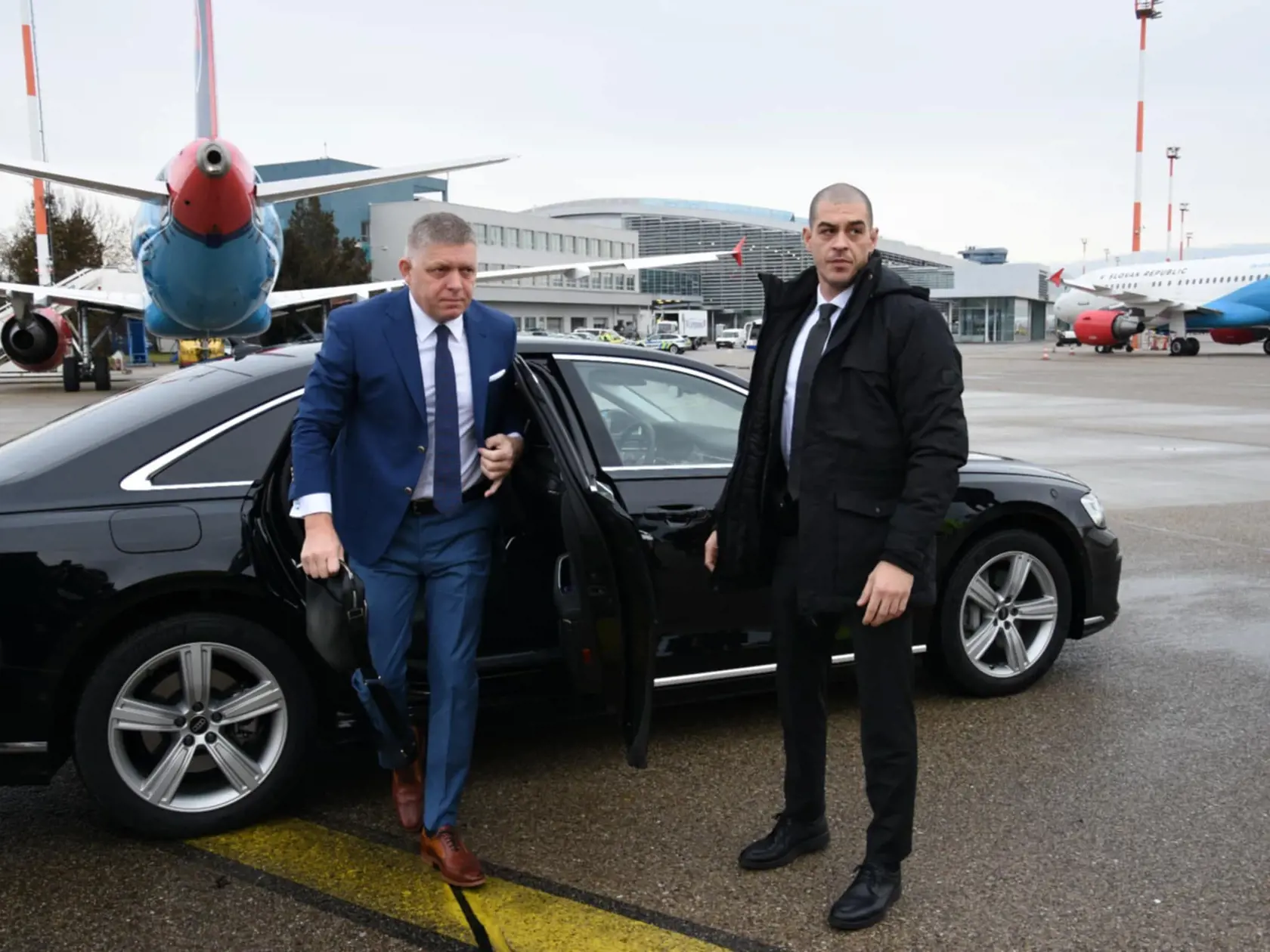 Na snímke predseda vlády SR Robert Fico (Smer-SD) vystupuje z limuzíny na letisku M.R. Štefánika v Bratislave vo štvrtok 9. januára 2025. Premiér Robert Fico (Smer-SD) a ministerka hospodárstva SR Denisa Saková (Hlas-SD) odcestovali vo štvrtok ráno do Bruselu na bilaterálne rokovania s predstaviteľmi Európskej komisie (EK) o zastavení tranzitu ruského plynu na Slovensko. FOTO TASR - Martin Žigo
