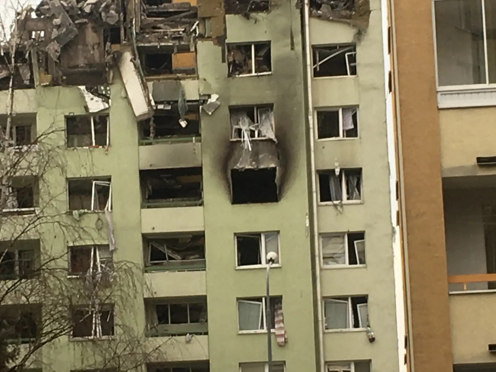 Mechanizmus sa po dvoch dňoch poriadne zahryzol do poničenej bytovky.
