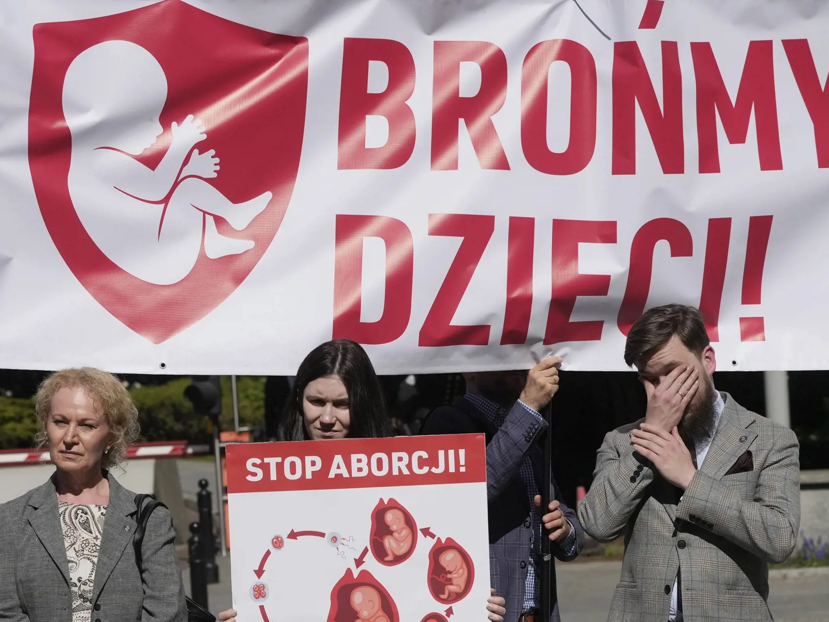 WA 14 Varšava - Odporcovia interrupcií držia transparent s nápisom "My bránime deti" na proteste počas zasadnutia poľského parlamentu, ktorého poslanci rokujú o štyroch návrhoch zákona o liberalizácii práva na interrupcie vo Varšave vo štvrtok 11. apríla 2024. Hlasovanie v prvom čítaní je naplánované na piatok. Tradične katolícka krajina má jeden z najreštriktívnejších zákonov o umelom prerušení tehotenstva v Európe. Mnohé ženy si tehotenstvo prerušujú doma interrupčnými tabletkami zaslanými poš