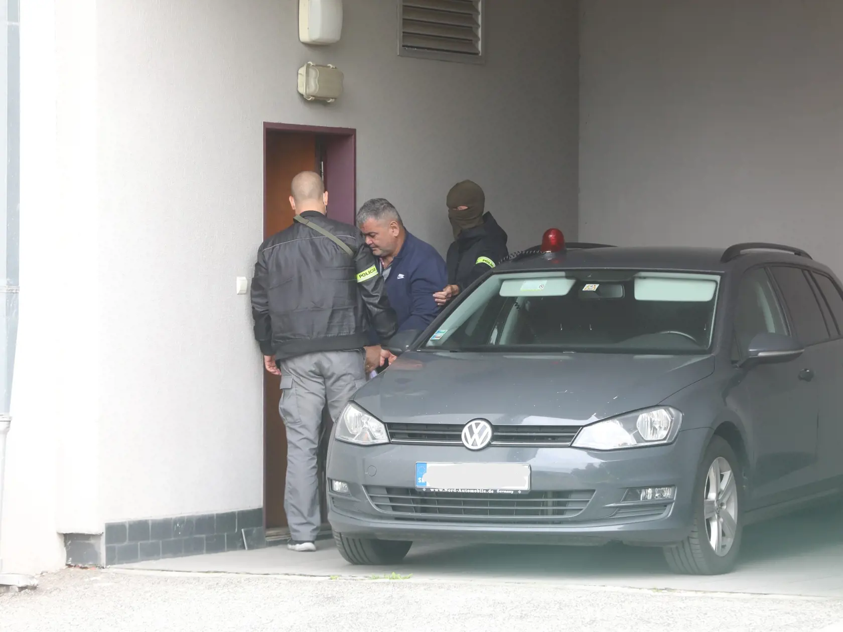 V putách: Starostu Záhorskej Vsi Borisa Šimkoviča doviedli dnes ráno na Špecializovaný trestný súd. Prokurátor pre neho žiada väzbu.