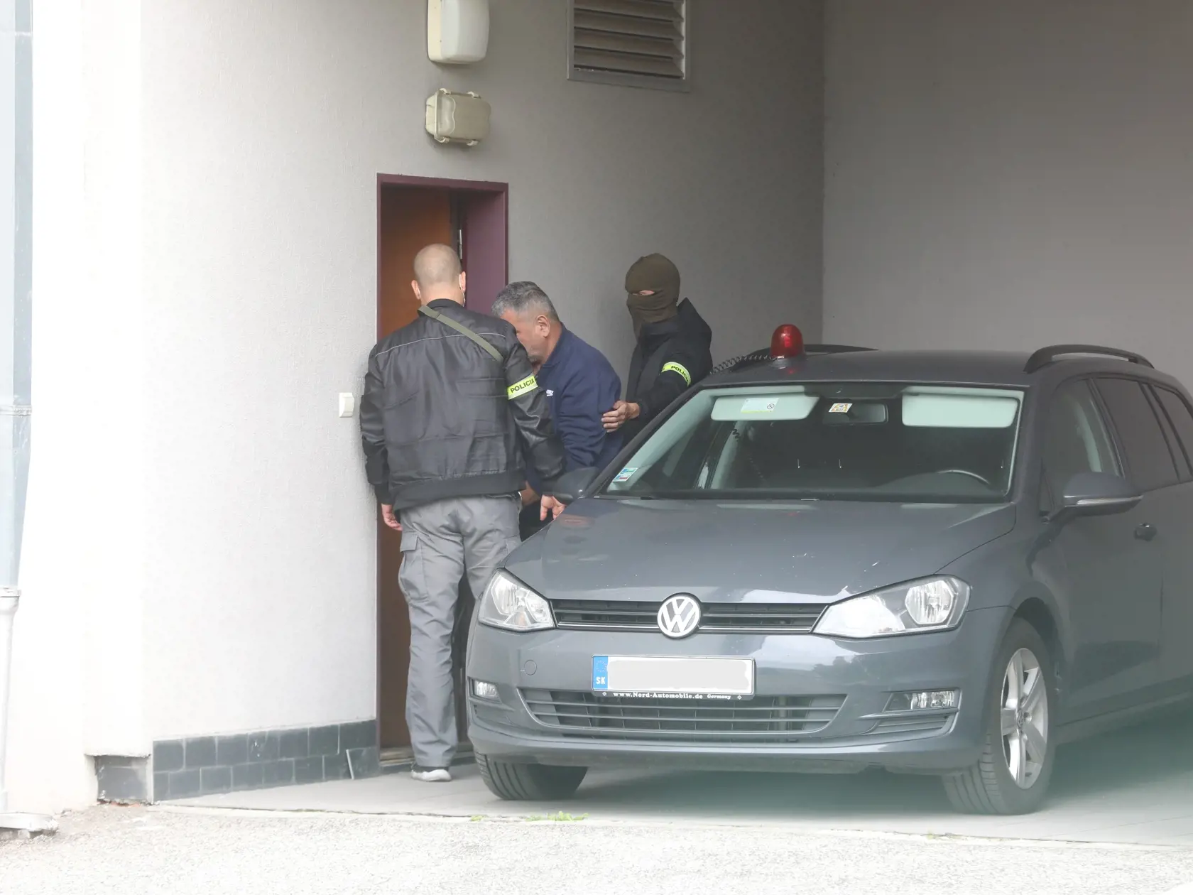 V putách: Starostu Záhorskej Vsi Borisa Šimkoviča doviedli dnes ráno na Špecializovaný trestný súd. Prokurátor pre neho žiada väzbu.