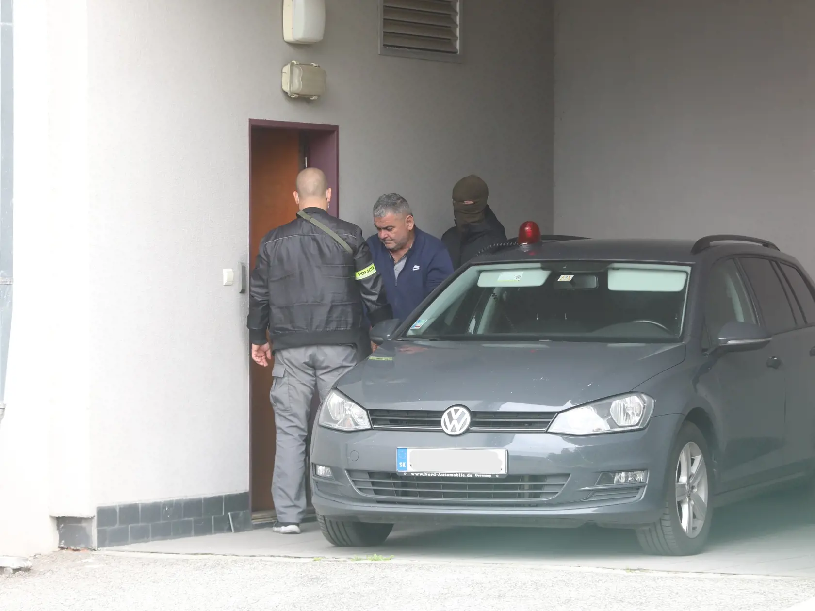 Vedú ho pred sudcu: Starostu Borisa Šimkoviča zadržala NAKA v súvislosti s útokmi na rómske rodiny v minulosti.