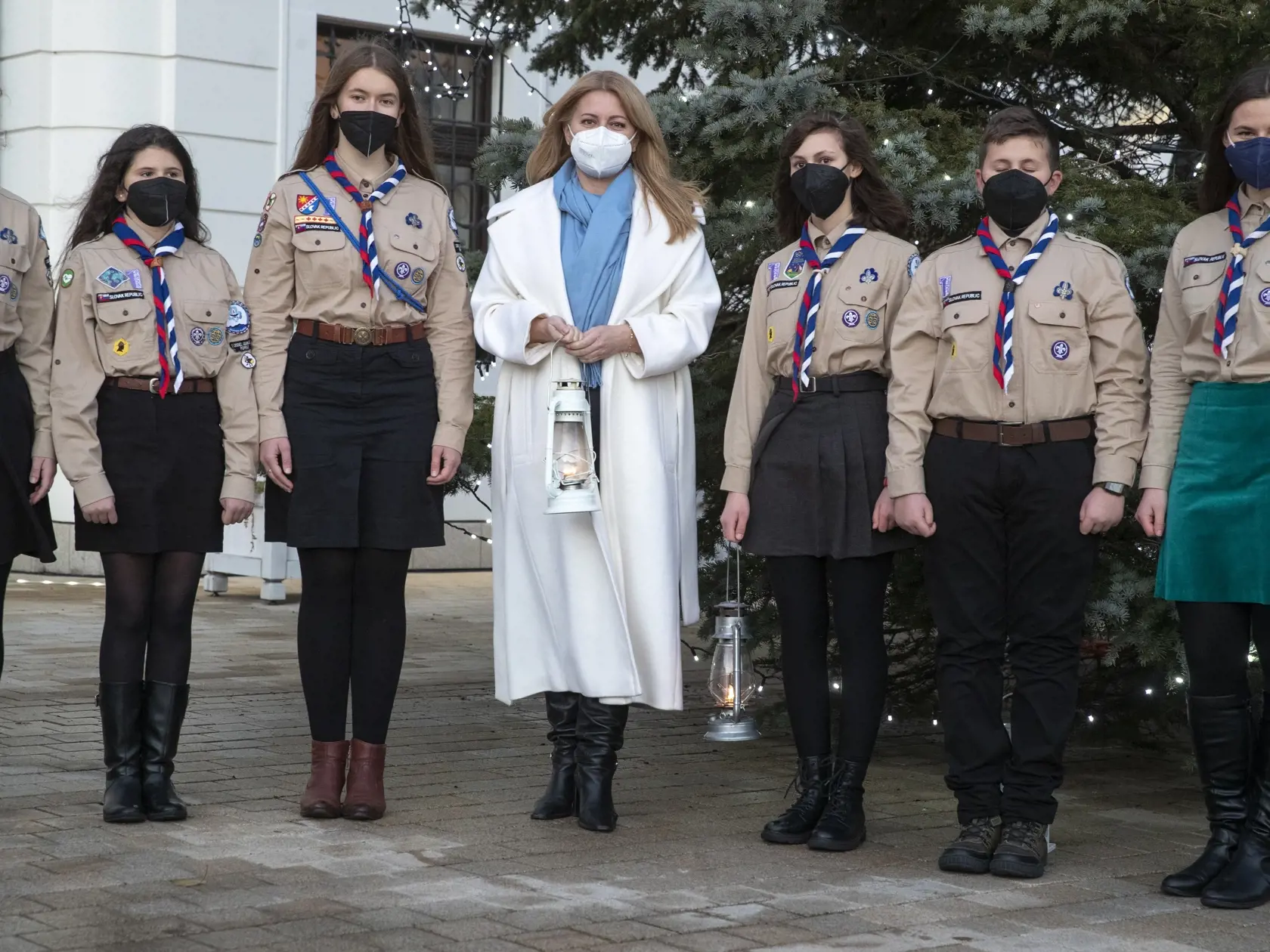 Prezidentka Slovenskej republiky Zuzana Čaputová prevzala od zástiupcov Slovenského skautingu betlehémske svetlo.