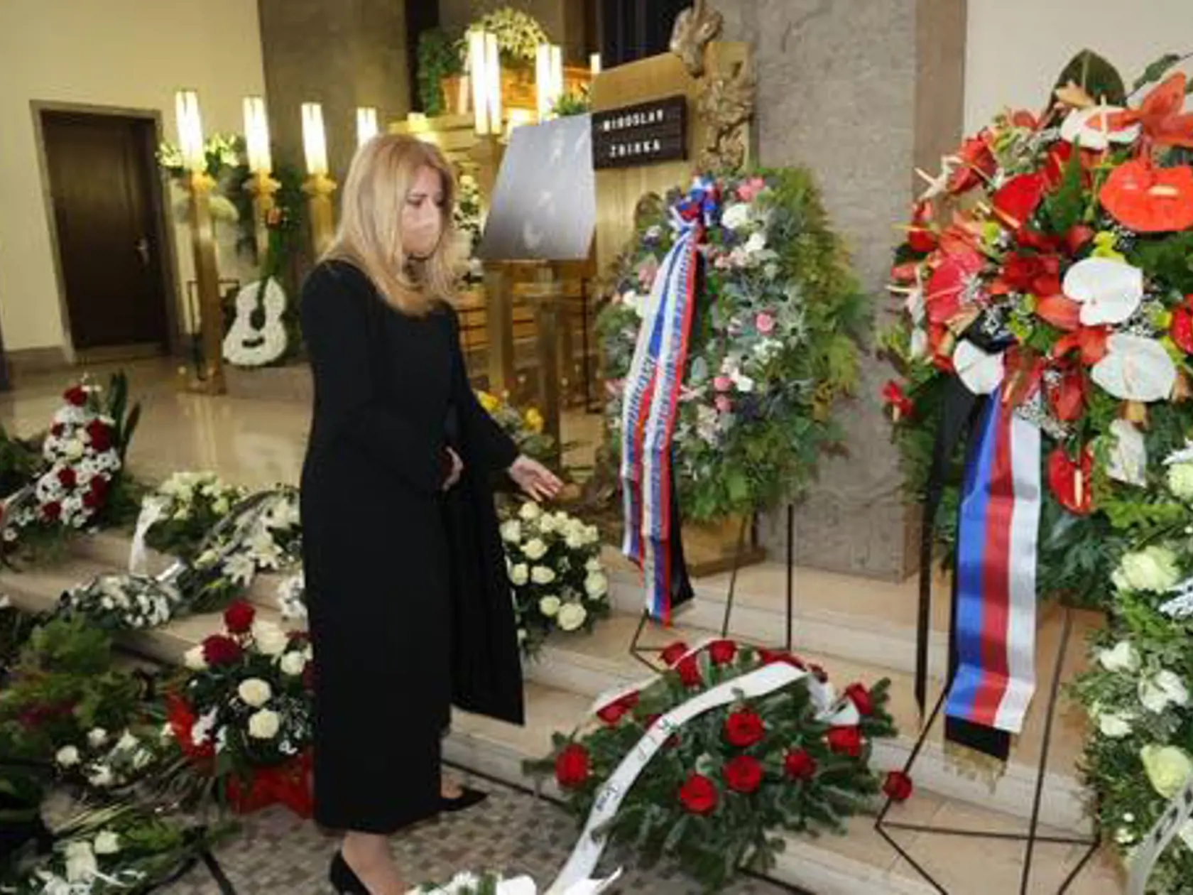 Prezidentka Zuzana Čaputová na pohrebe legendy slovenskej populárnej hudby Mekyho Žbirku.