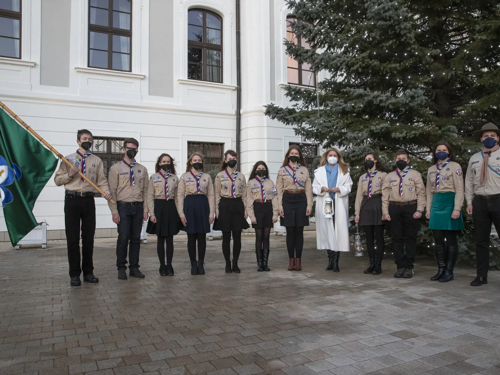 Prezidentka Slovenskej republiky Zuzana Čaputová prevzala od zástiupcov Slovenského skautingu betlehémske svetlo.