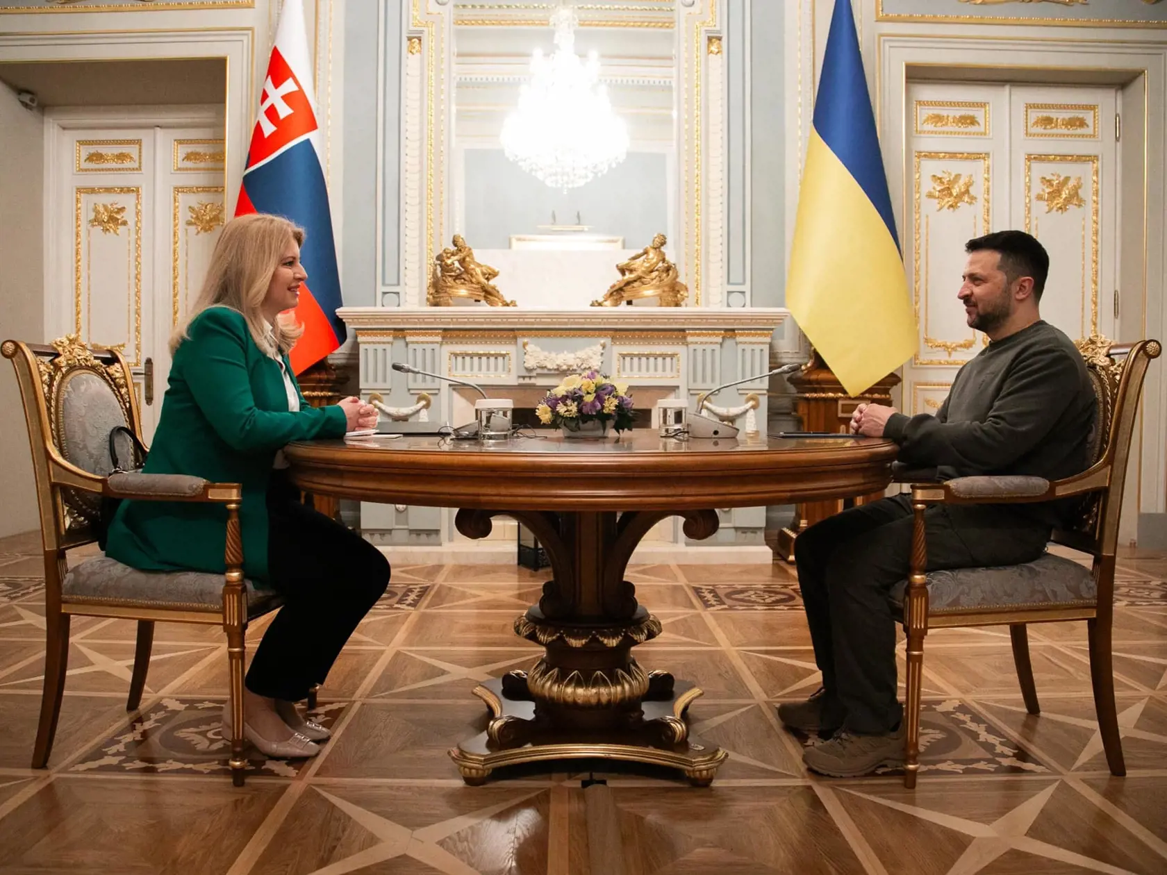Po schôdzke si Čaputová prebrala z rúk Zelenského najvyššie ukrajinské štátne vyznamenanie Rad Jaroslava Múdreho 1. stupňa.