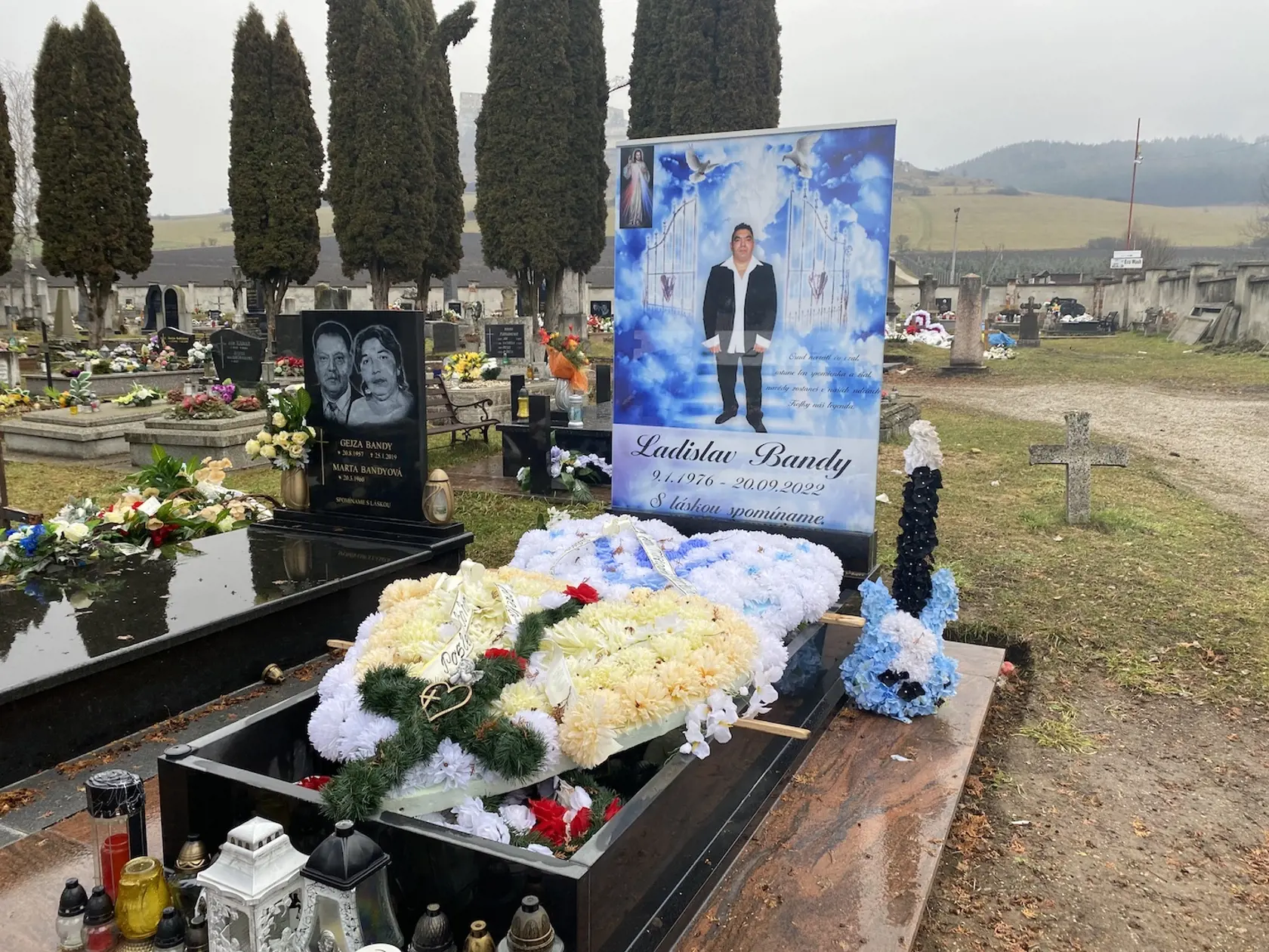 Hrob zosnulého obľúbeného rómskeho speváka zo Spiša Ladislava Bandyho (†46) alias Kokyho sa od iných honosných rómskych hrobov líši. Jeho je farebný!