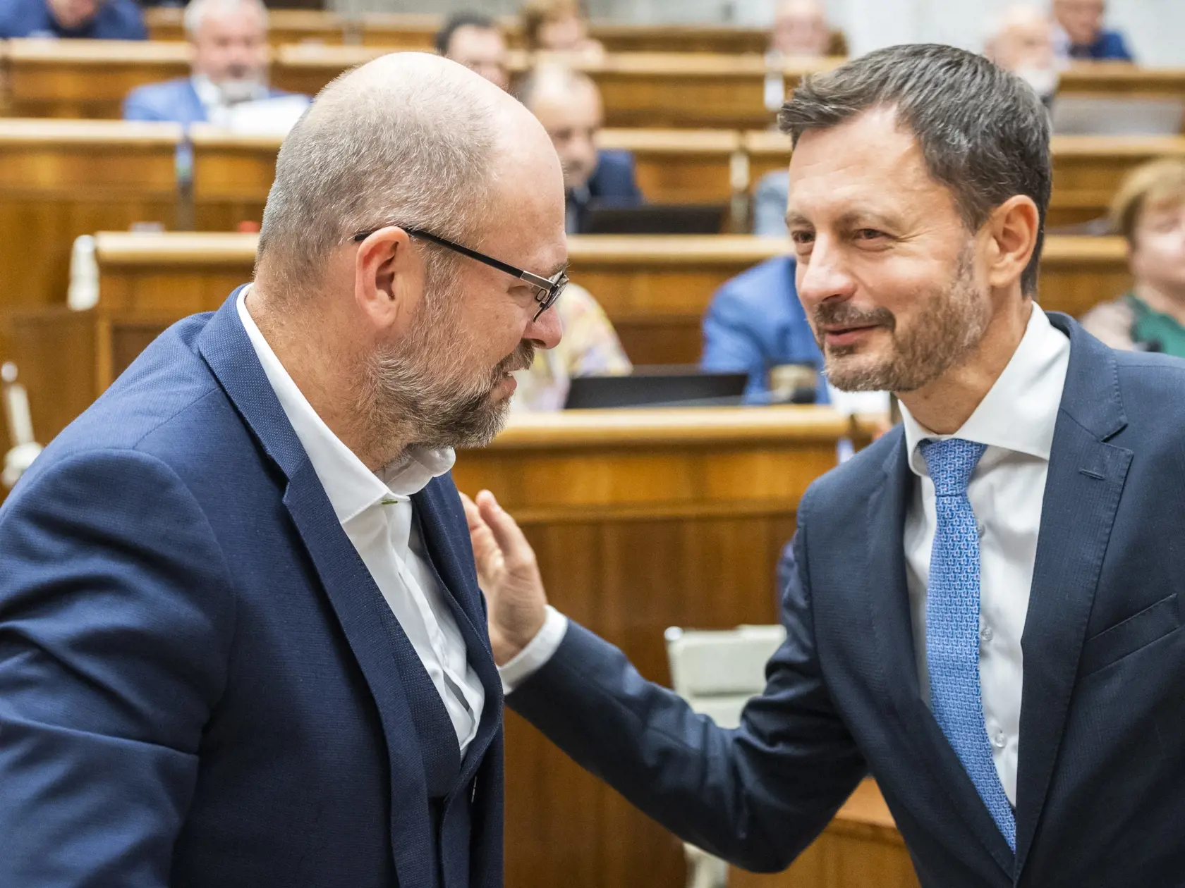 Na snímke zľava poslanec NRSR Richard Sulík (SaS) a predseda vlády SR Eduard Heger (OĽaNO) počas 73. schôdze NRSR o odvolaní ministra financií SR Igora Matoviča v Bratislave 28. septembra 2022. FOTO TASR - Jaroslav Novák