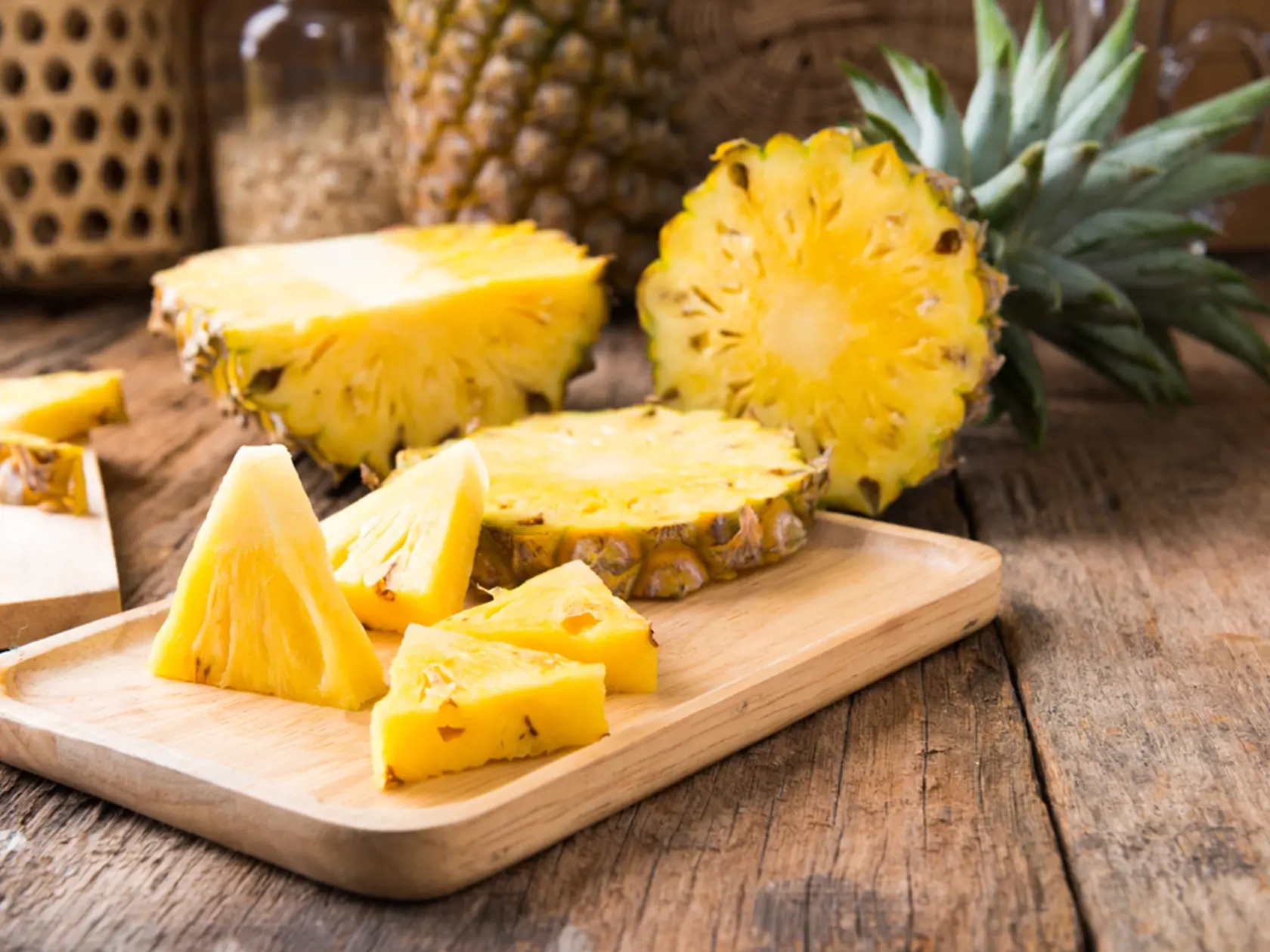 Enzýmy, ktoré obsahuje ananás, podporujú trávenie mäsa a bielkovín. Vďaka látke bromelín odbúrava chuť na sladké, stimuluje metabolizmus tukov a znižuje ich hladinu.