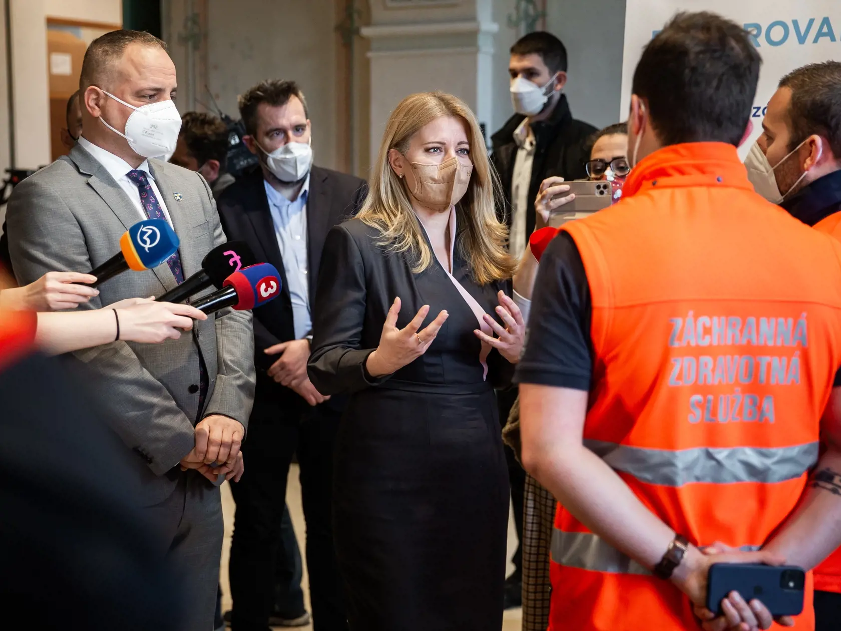 Očkovanie proti ochoreniu COVID-19 v priestoroch Prezidentského paláca pod záštitou prezidentky SR Zuzany Čaputouvej v Bratislave. Na snímke Zuzana Čaputová a Juraj Droba.