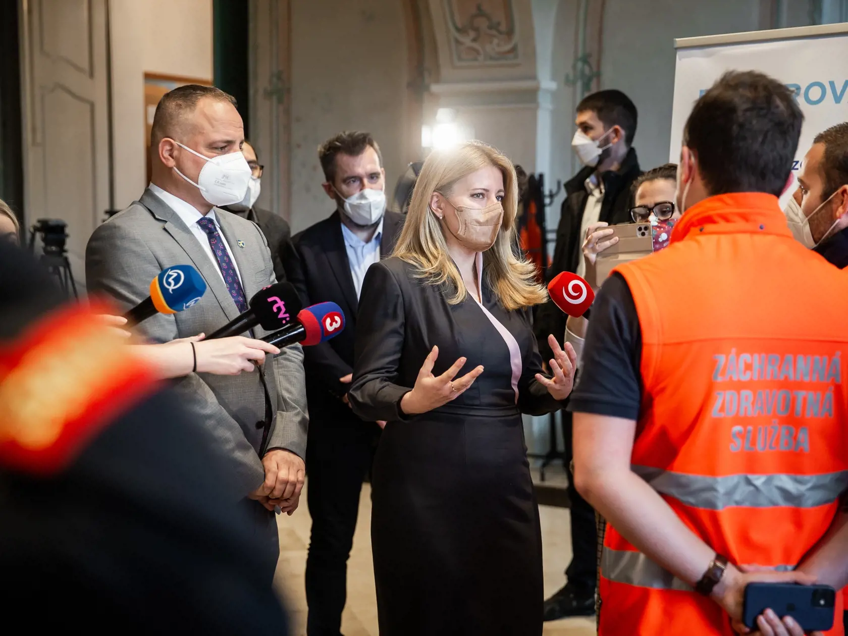 Očkovanie proti ochoreniu COVID-19 v priestoroch Prezidentského paláca pod záštitou prezidentky SR Zuzany Čaputouvej v Bratislave. Na snímke Zuzana Čaputová a Juraj Droba.