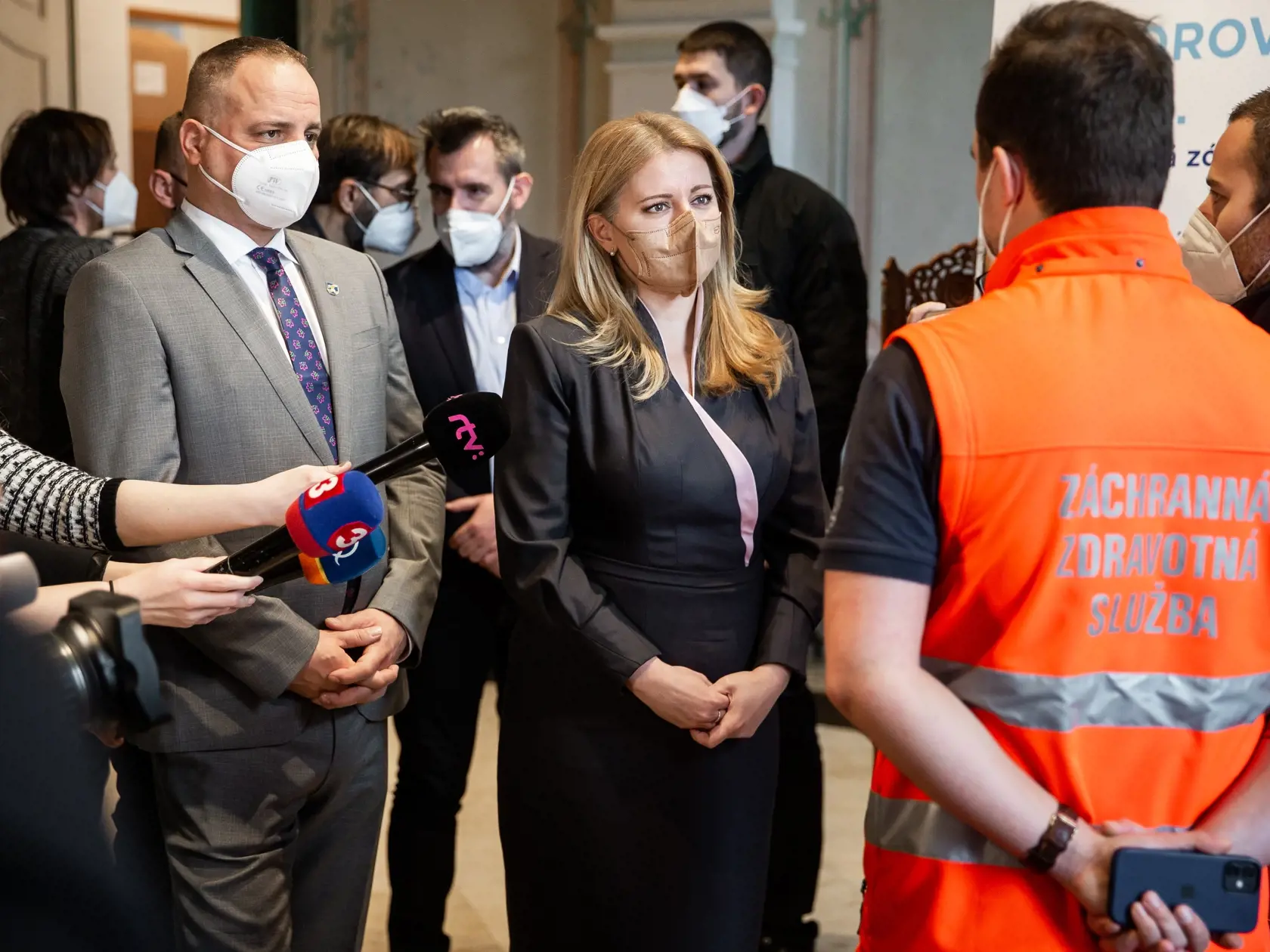Očkovanie proti ochoreniu COVID-19 v priestoroch Prezidentského paláca pod záštitou prezidentky SR Zuzany Čaputouvej v Bratislave. Na snímke Zuzana Čaputová a Juraj Droba.