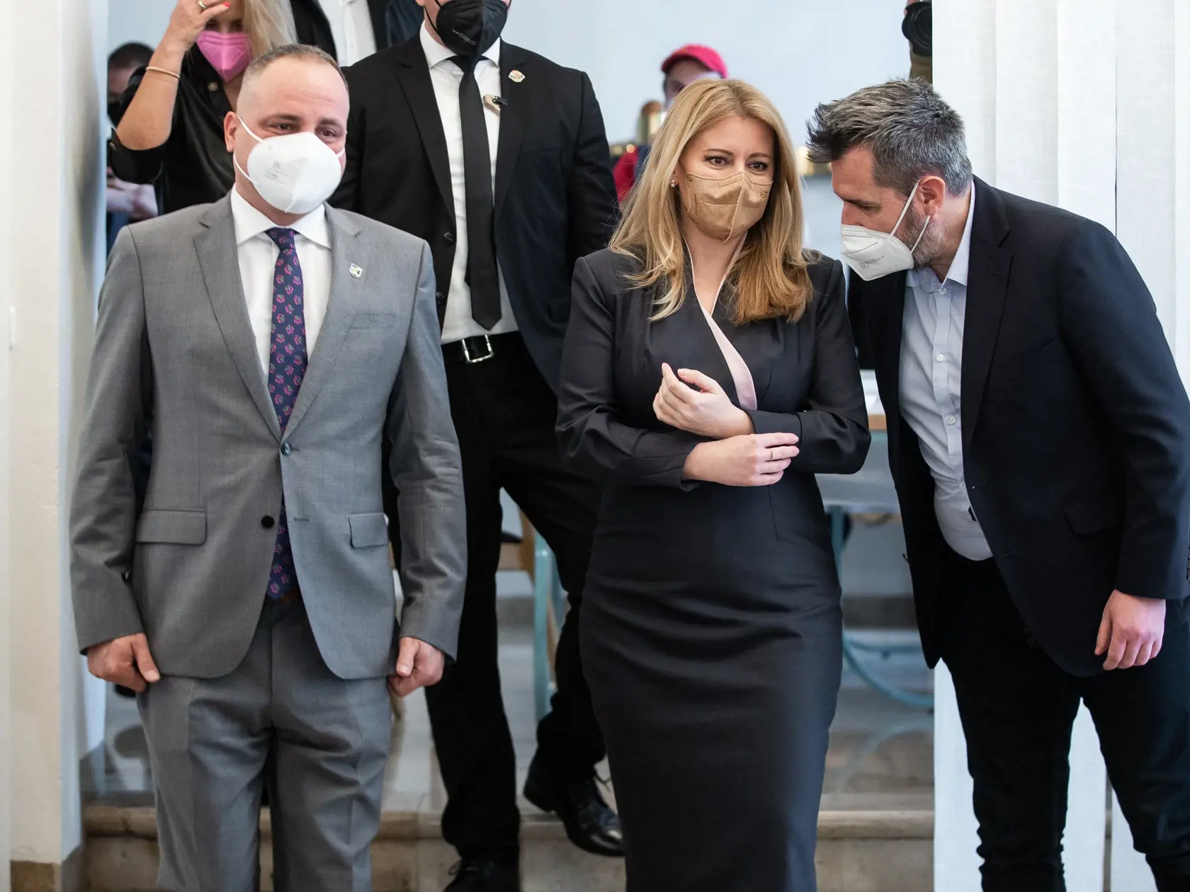 Očkovanie proti ochoreniu COVID-19 v priestoroch Prezidentského paláca pod záštitou prezidentky SR Zuzany Čaputouvej v Bratislave. Na snímke Zuzana Čaputová a Juraj Droba.