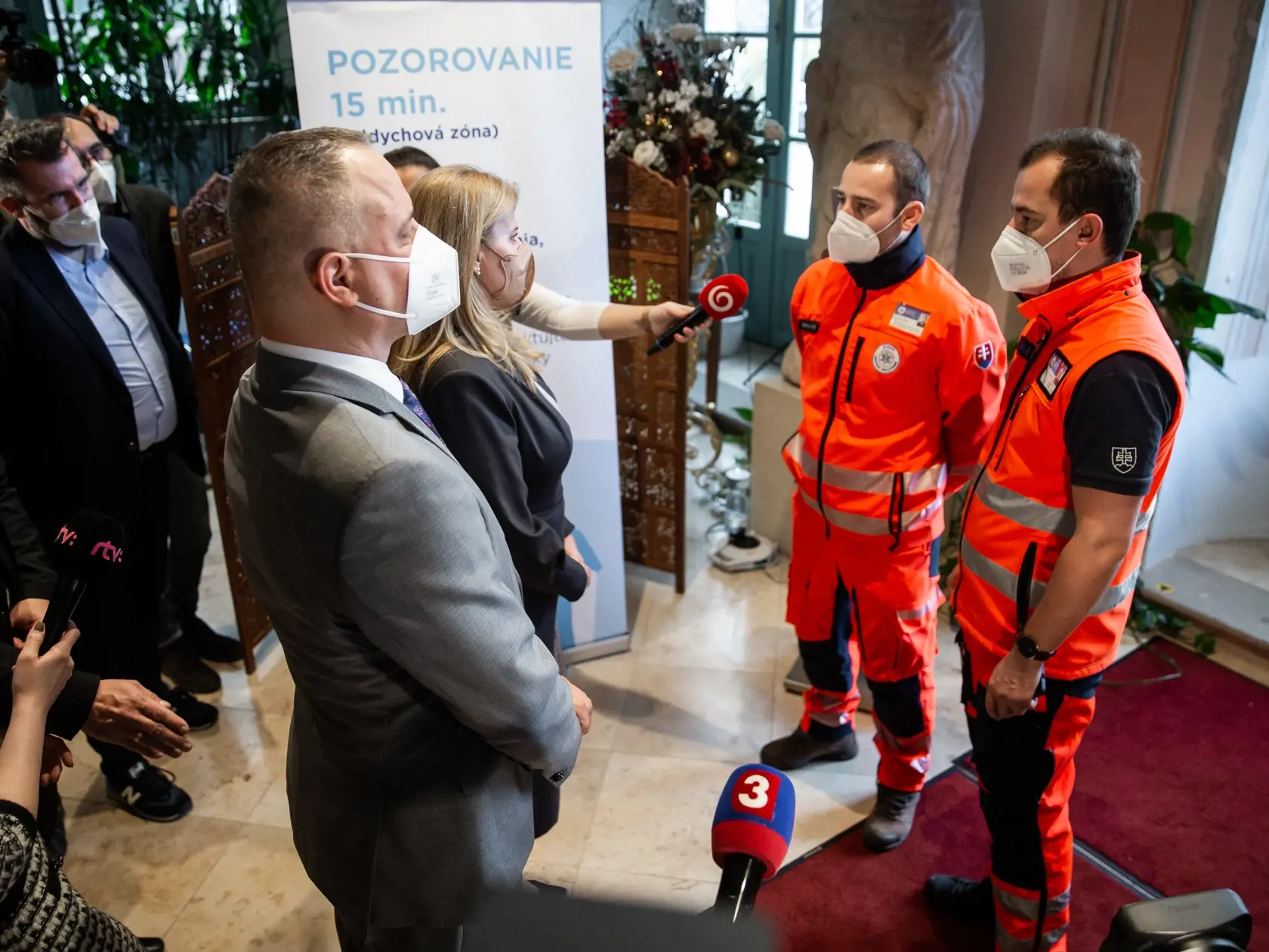 Očkovanie proti ochoreniu COVID-19 v priestoroch Prezidentského paláca pod záštitou prezidentky SR Zuzany Čaputouvej v Bratislave. Na snímke Zuzana Čaputová a Juraj Droba.