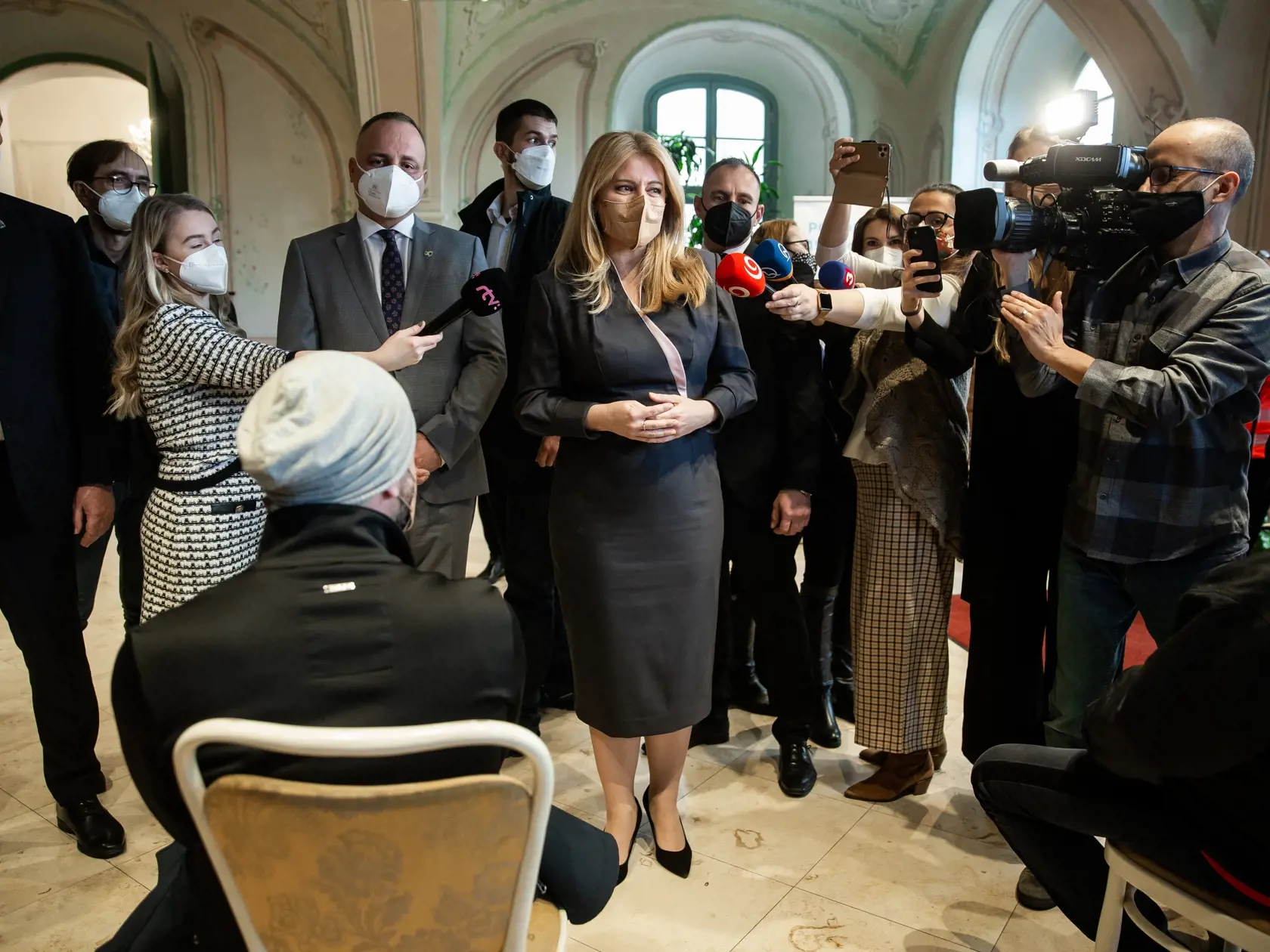 Očkovanie proti ochoreniu COVID-19 v priestoroch Prezidentského paláca pod záštitou prezidentky SR Zuzany Čaputouvej v Bratislave. Na snímke Zuzana Čaputová a Juraj Droba.