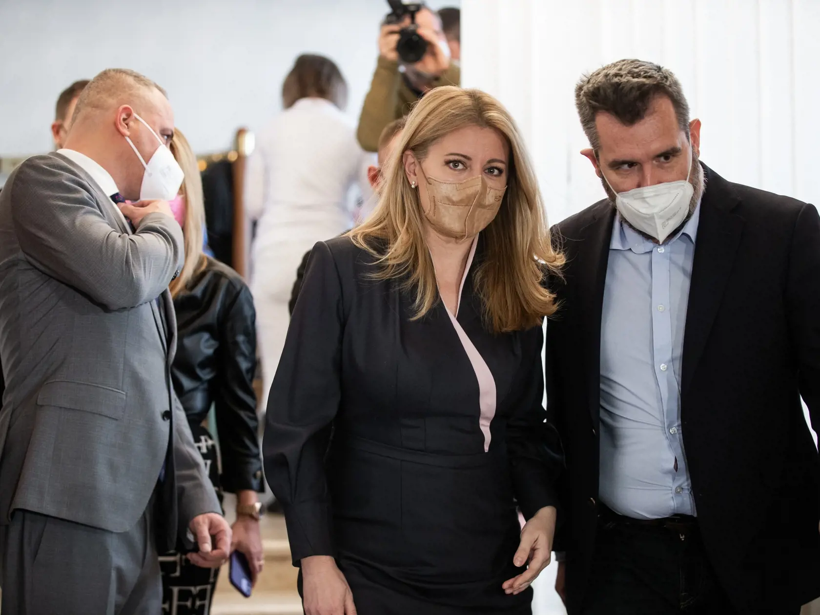 Očkovanie proti ochoreniu COVID-19 v priestoroch Prezidentského paláca pod záštitou prezidentky SR Zuzany Čaputouvej v Bratislave. Na snímke Zuzana Čaputová a Juraj Droba.