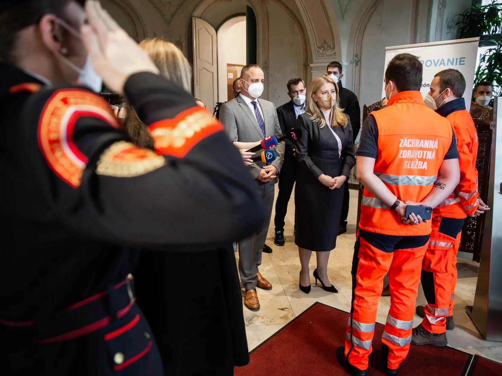Očkovanie proti ochoreniu COVID-19 v priestoroch Prezidentského paláca pod záštitou prezidentky SR Zuzany Čaputouvej v Bratislave. Na snímke Zuzana Čaputová a Juraj Droba.