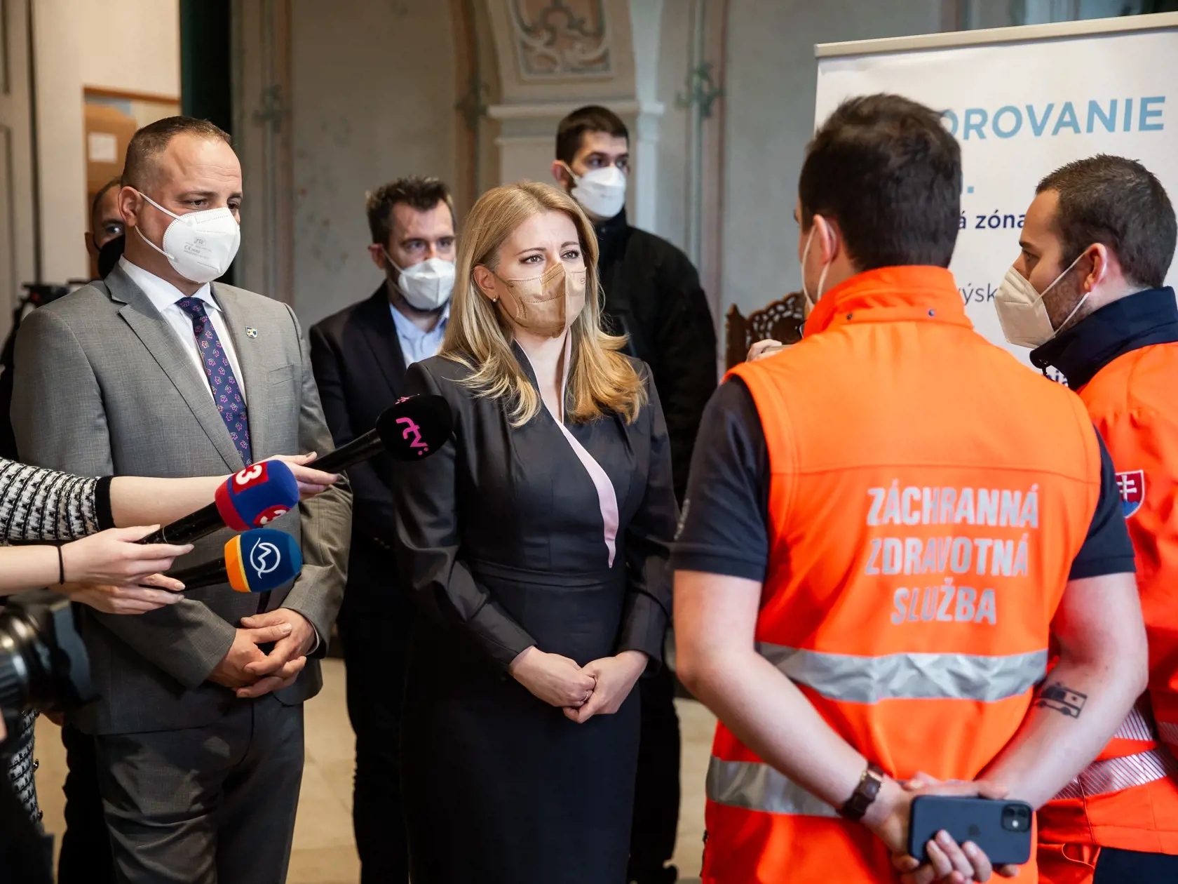 Očkovanie proti ochoreniu COVID-19 v priestoroch Prezidentského paláca pod záštitou prezidentky SR Zuzany Čaputouvej v Bratislave. Na snímke Zuzana Čaputová a Juraj Droba.
