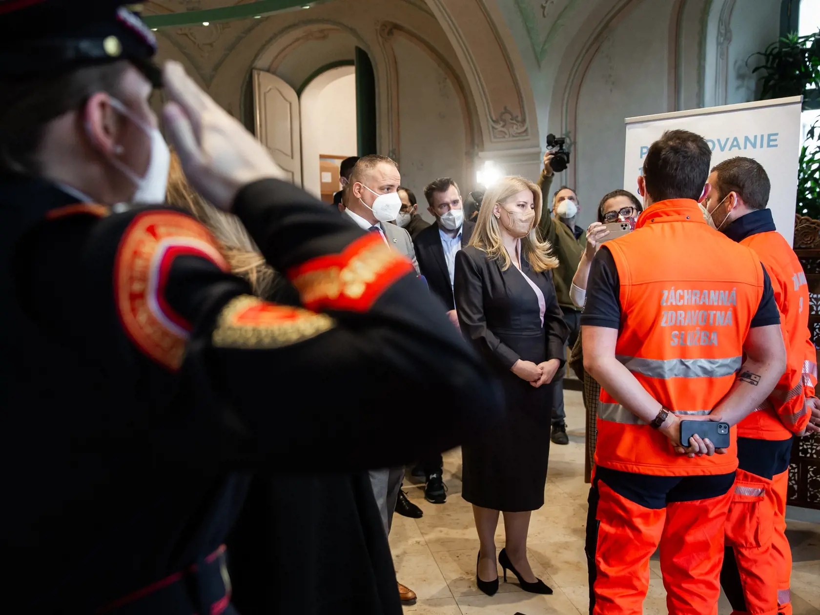 Očkovanie proti ochoreniu COVID-19 v priestoroch Prezidentského paláca pod záštitou prezidentky SR Zuzany Čaputouvej v Bratislave. Na snímke Zuzana Čaputová a Juraj Droba.