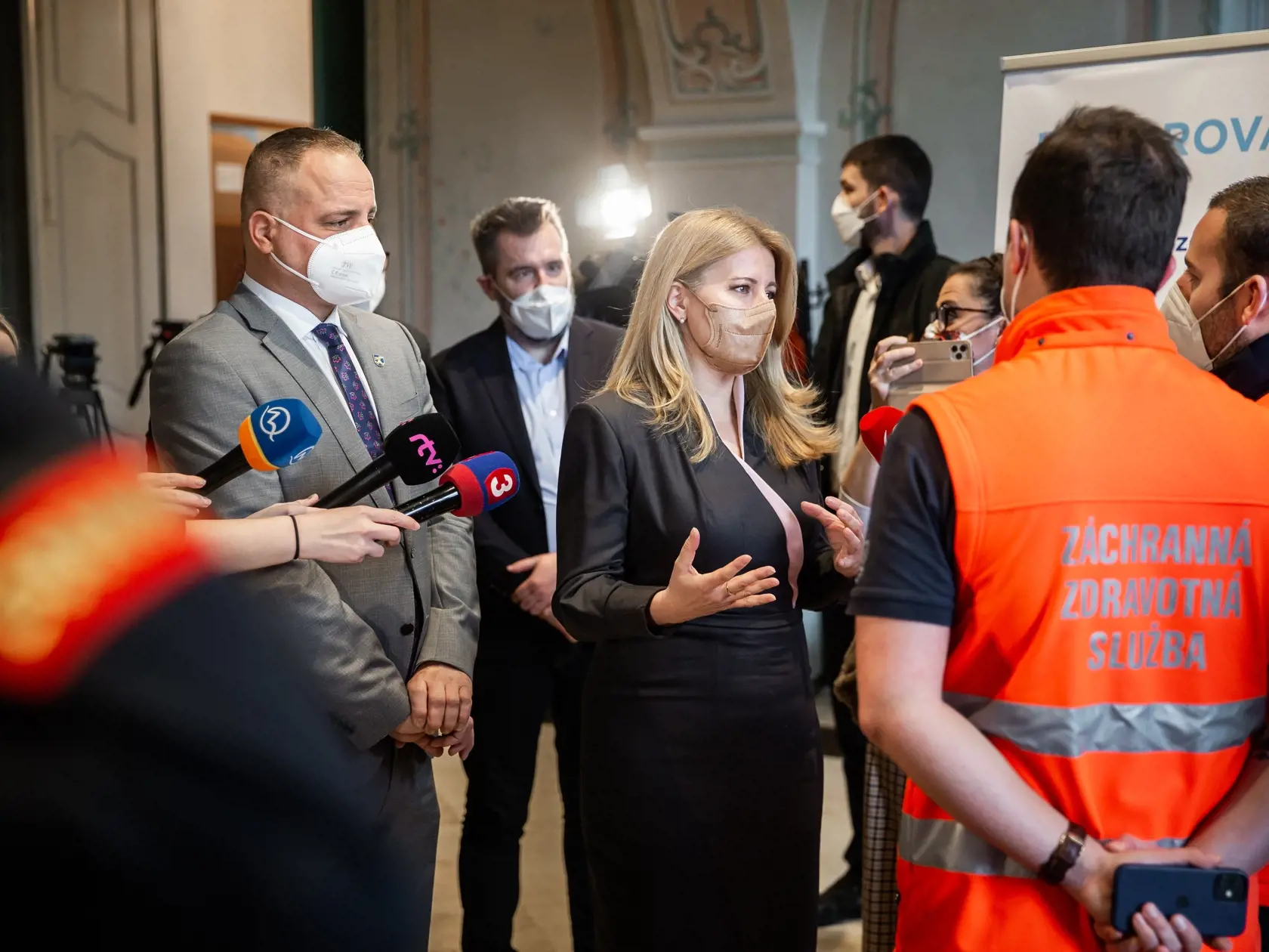 Očkovanie proti ochoreniu COVID-19 v priestoroch Prezidentského paláca pod záštitou prezidentky SR Zuzany Čaputouvej v Bratislave. Na snímke Zuzana Čaputová a Juraj Droba.