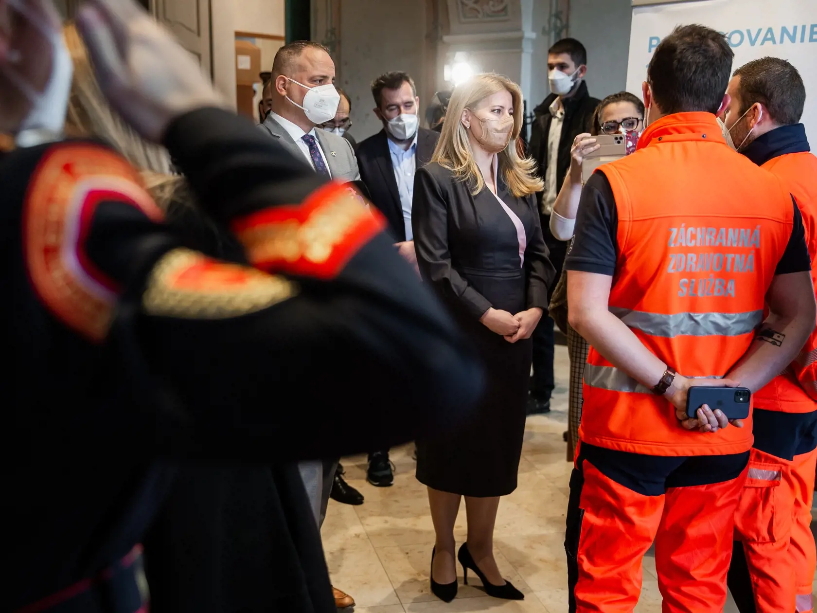 Očkovanie proti ochoreniu COVID-19 v priestoroch Prezidentského paláca pod záštitou prezidentky SR Zuzany Čaputouvej v Bratislave. Na snímke Zuzana Čaputová a Juraj Droba.