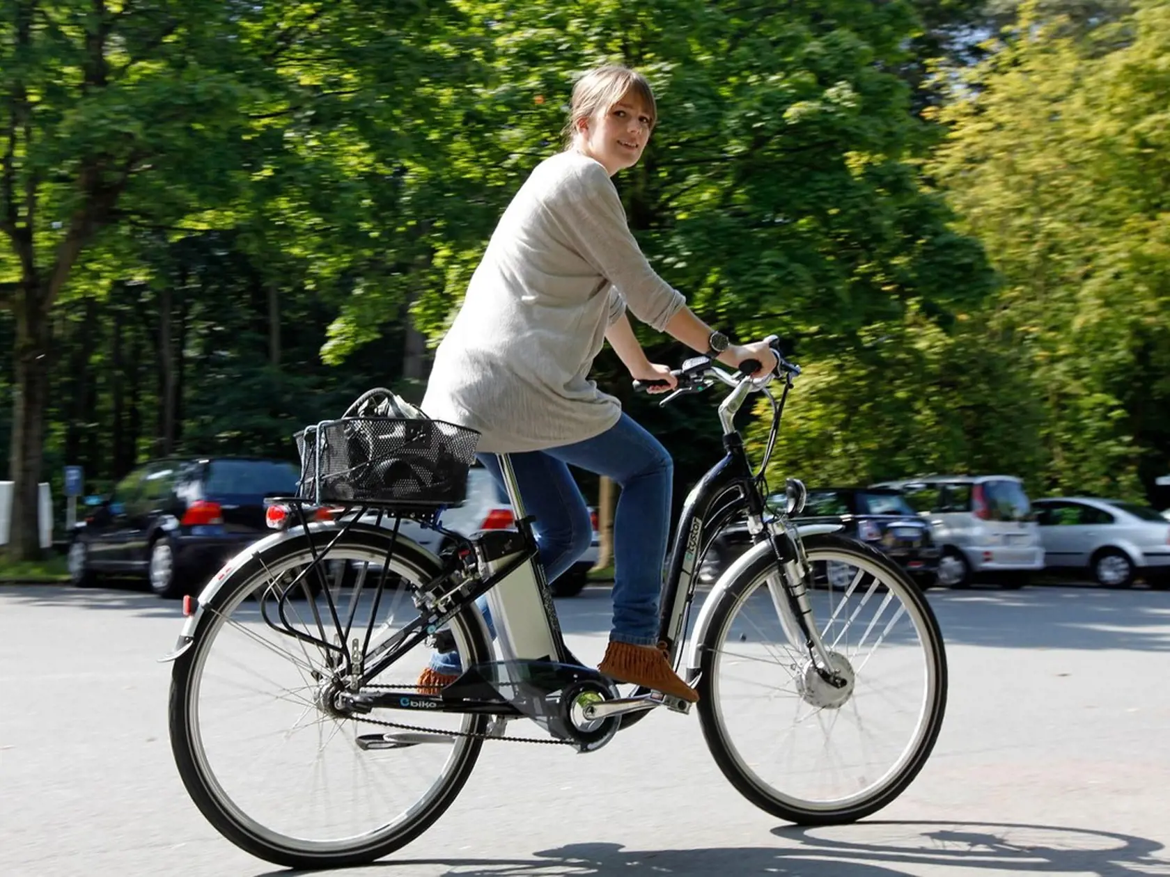 Elektrobicykel môže byť dobrým pomocníkom, no jazdiť na ňom treba obzvlášť opatrne.(Ilustračné foto!