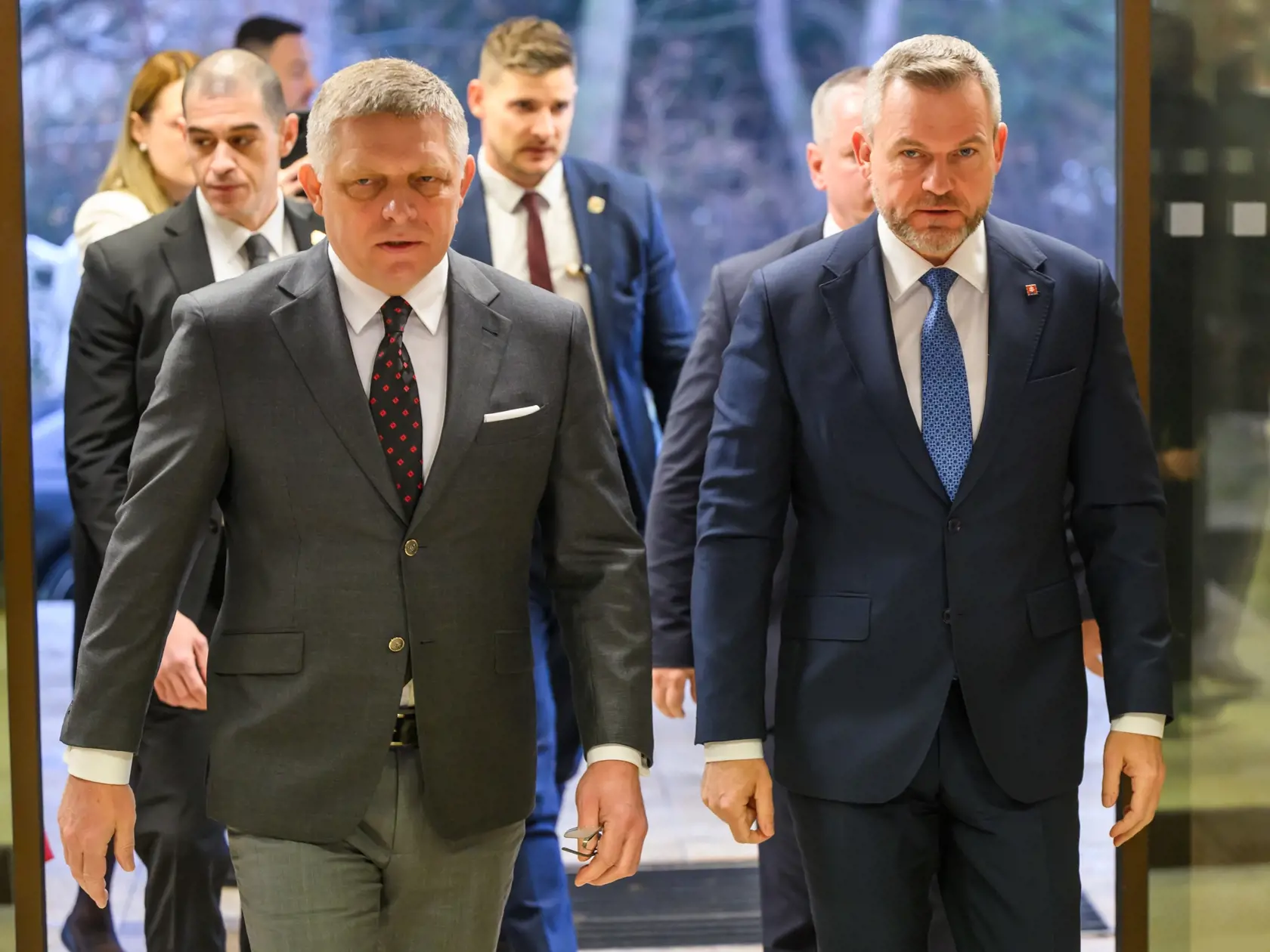 Na snímke sprava prezident SR Peter Pellegrini a predseda vlády SR Robert Fico (Smer-SD) prichádzajú na mimoriadne zasadnutie Bezpečnostnej rady SR v Bratislave 23. januára 2025. FOTO TASR - Jaroslav Novák